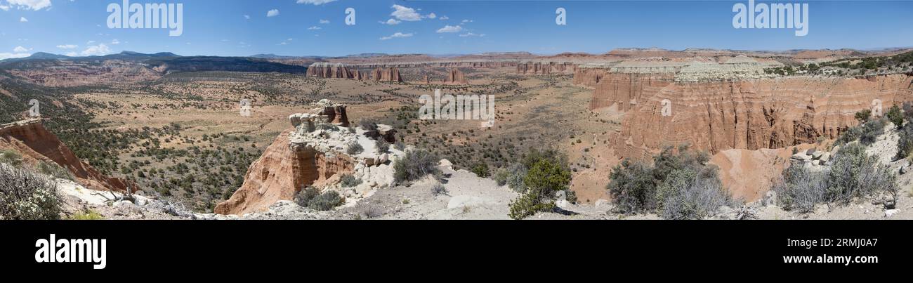 Wunderschöne rote und orangene Felsformationen machen das Kapitol Reef und das Cathedral Valley in Utah aus. Sie geben diesem Wüstenland einen fremden Look. Panorama Stockfoto