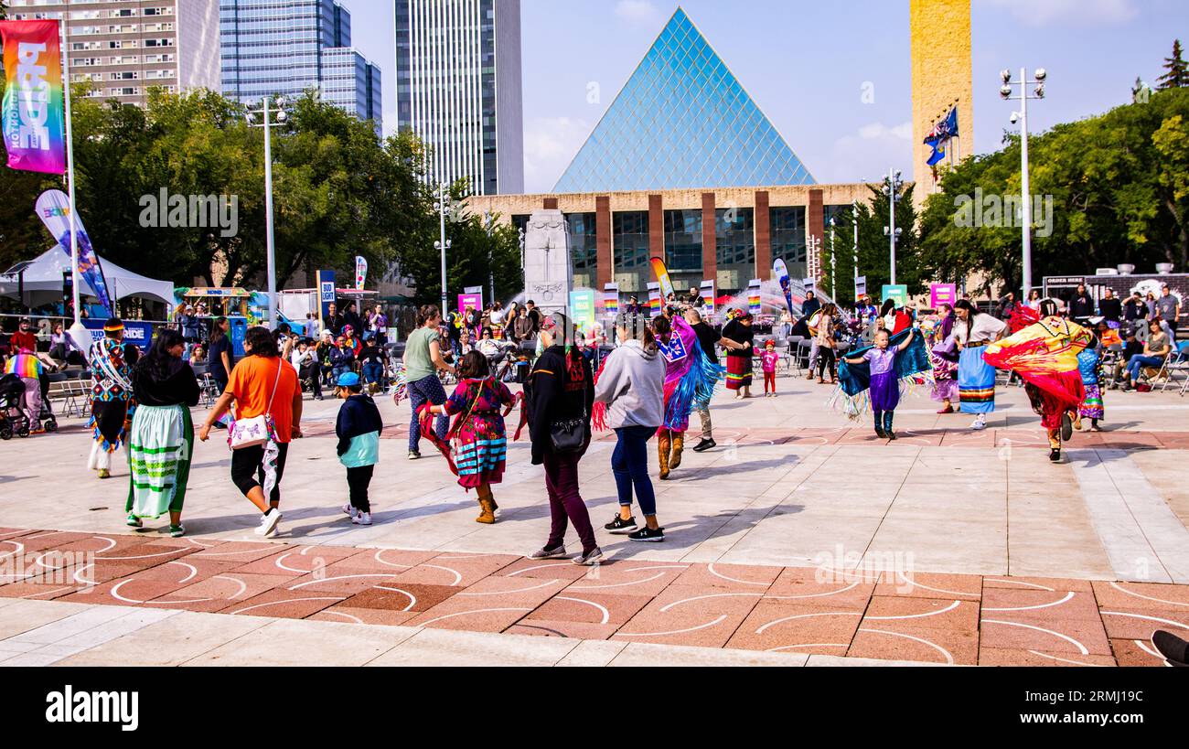 Alle Tänzerinnen und Tänzer nehmen an einem traditionellen runden Tanz Teil, der Teil der Feier und der Vereinigung der Kulturen im 2 Spirit Powwow ist. Als das Pride Weekend in Edmonton beginnt, erkennt die indigene Gemeinschaft das Ereignis mit dem 2 Spirit Powwow an. Der Begriff Two-Spirit ist eine direkte Übersetzung des Ojibwe-Begriffs Niizh manidoowag. „Zweigeist“ oder „Zweigeist“ wird üblicherweise verwendet, um eine Person zu bezeichnen, deren Körper gleichzeitig einen männlichen und einen weiblichen Geist beherbergt. Ein Teil der Feier ist die Inklusivität aller und die Begrüßung aller zum Feiern, indem sie in einem Jig-Tanz konkurrieren. Alle Teilnehmer Stockfoto