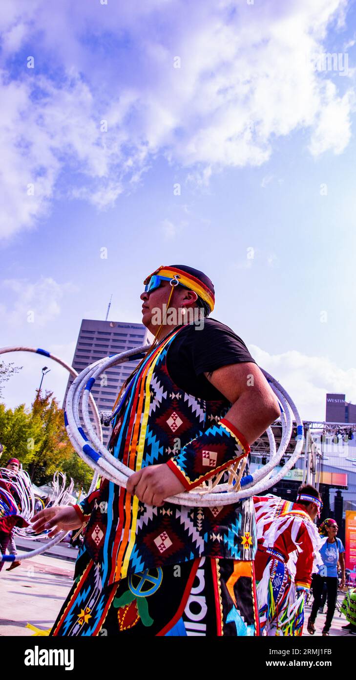 Ein Basketballtänzer und Mitglied der Plains Cree nimmt an einem traditionellen runden Tanz Teil. Als das Pride Weekend in Edmonton beginnt, erkennt die indigene Gemeinschaft das Ereignis mit dem 2 Spirit Powwow an. Der Begriff Two-Spirit ist eine direkte Übersetzung des Ojibwe-Begriffs Niizh manidoowag. „Zweigeist“ oder „Zweigeist“ wird üblicherweise verwendet, um eine Person zu bezeichnen, deren Körper gleichzeitig einen männlichen und einen weiblichen Geist beherbergt. Ein Teil der Feier ist die Inklusivität aller und die Begrüßung aller zum Feiern, indem sie in einem Jig-Tanz konkurrieren. Alle Teilnehmer sind eingeladen, p Stockfoto
