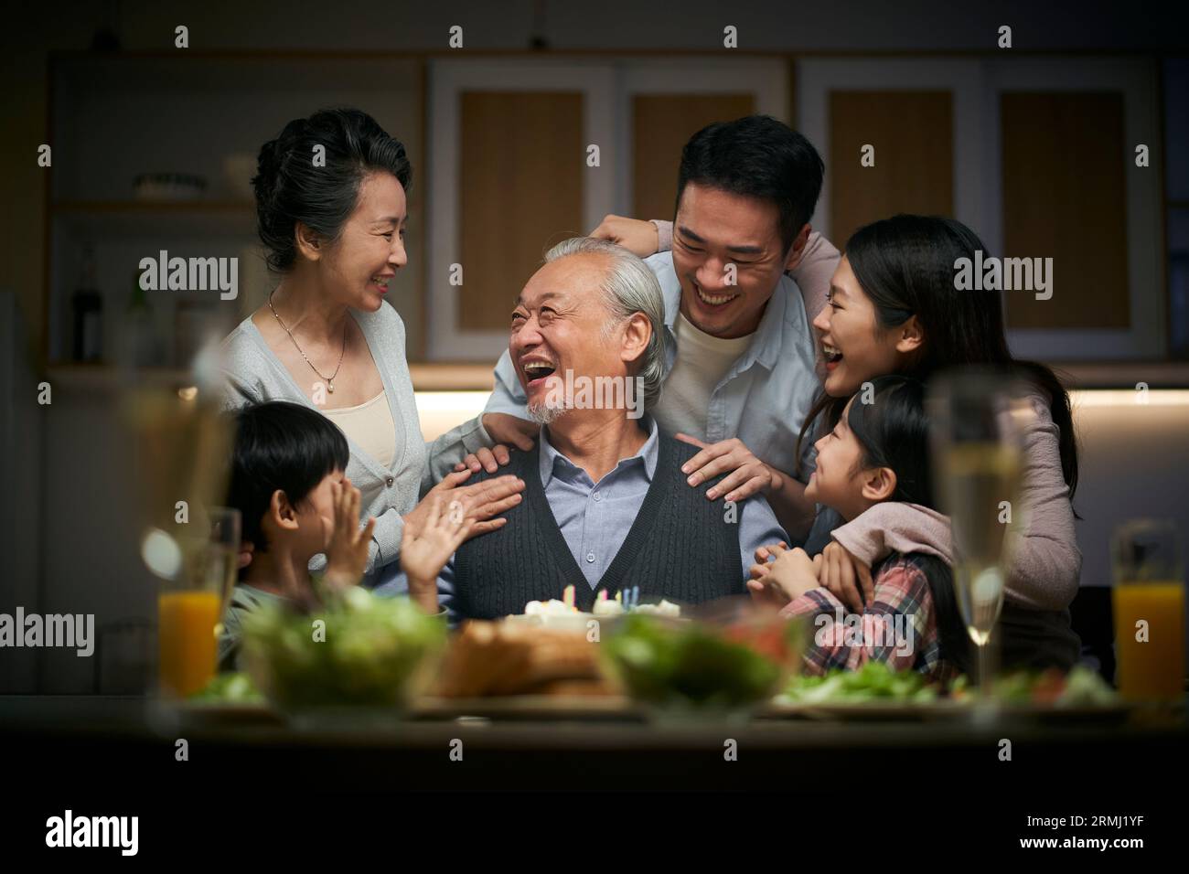 Alles gute, asiatische Familie der 3. Generation, die Opas Geburtstag zu Hause feiert Stockfoto