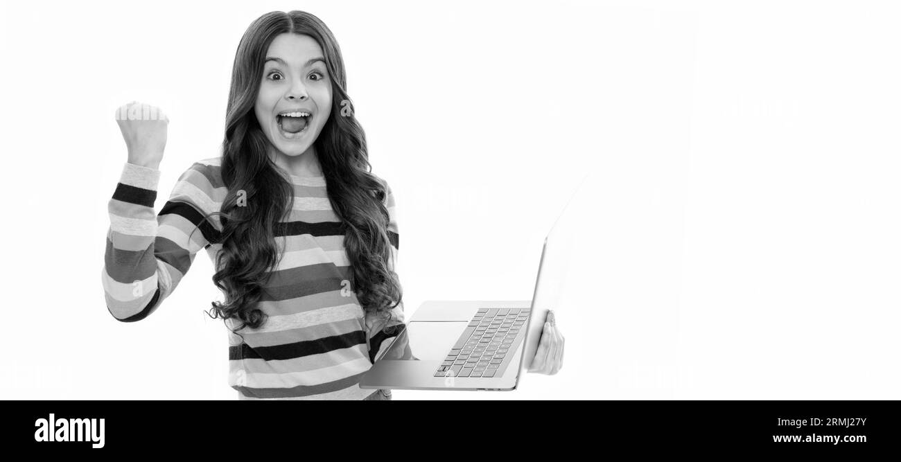 Bestehen Sie die Prüfung. Zurück zur Schule. Moderne Kommunikation. Check-E-Mail. Glückliche Kind Studie online. Schulmädchen Porträt mit Laptop, horizontales Poster Stockfoto