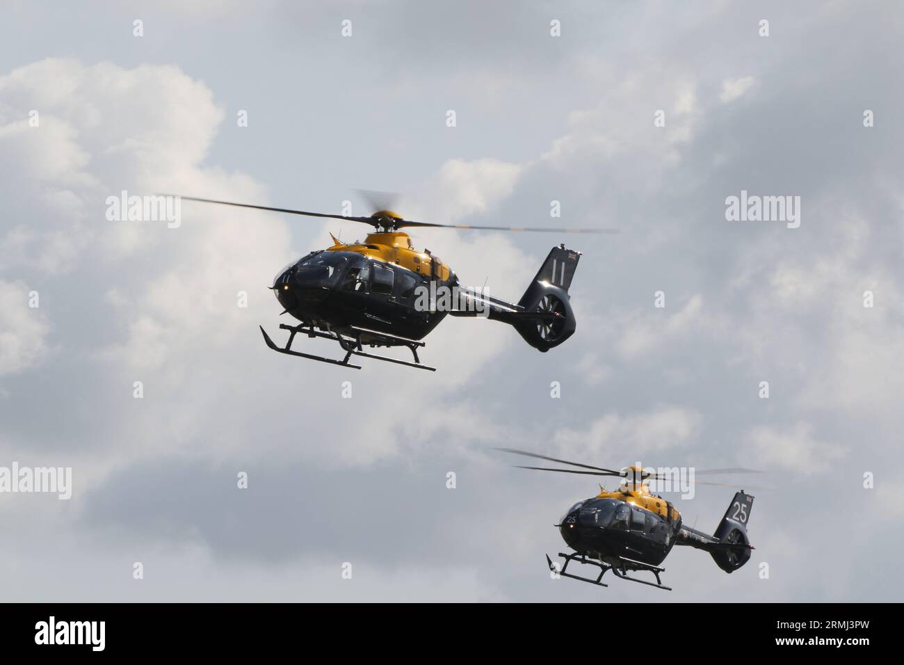 ZM511 und ZM525, zwei Airbus Helicopters Juno HT1s, die von der 1 Flying Training School, dem rotierenden Trainingsflügel der britischen Streitkräfte, betrieben werden und bei RAF Fairford in Gloucestershire, England, ankommen, um an der Royal International Air Tattoo 2023 (RIAT 2023) teilzunehmen. Stockfoto