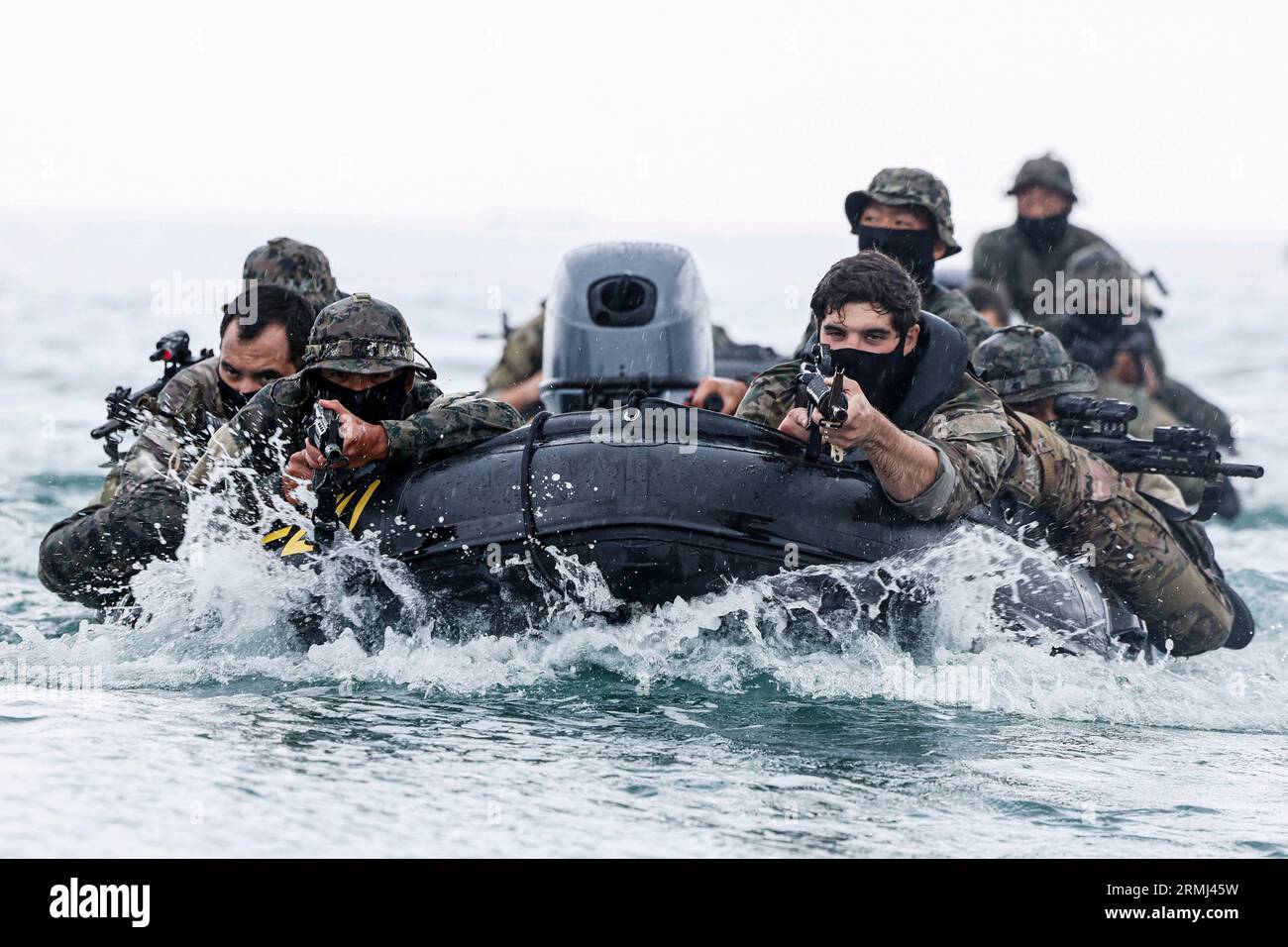 Yangyang, Gangwon, Südkorea. 28. August 2023. Mitglieder der Special Warfare Force nehmen an einer Seeübung (WASEX) Teil, die Teil der Ulchi Freedom Sheild (UFS) in der Nähe der Seeküste in Yangyang, Südkorea ist. (Bild: © Army HQ via ZUMA Press Wire) NUR REDAKTIONELLE VERWENDUNG! Nicht für kommerzielle ZWECKE! Stockfoto