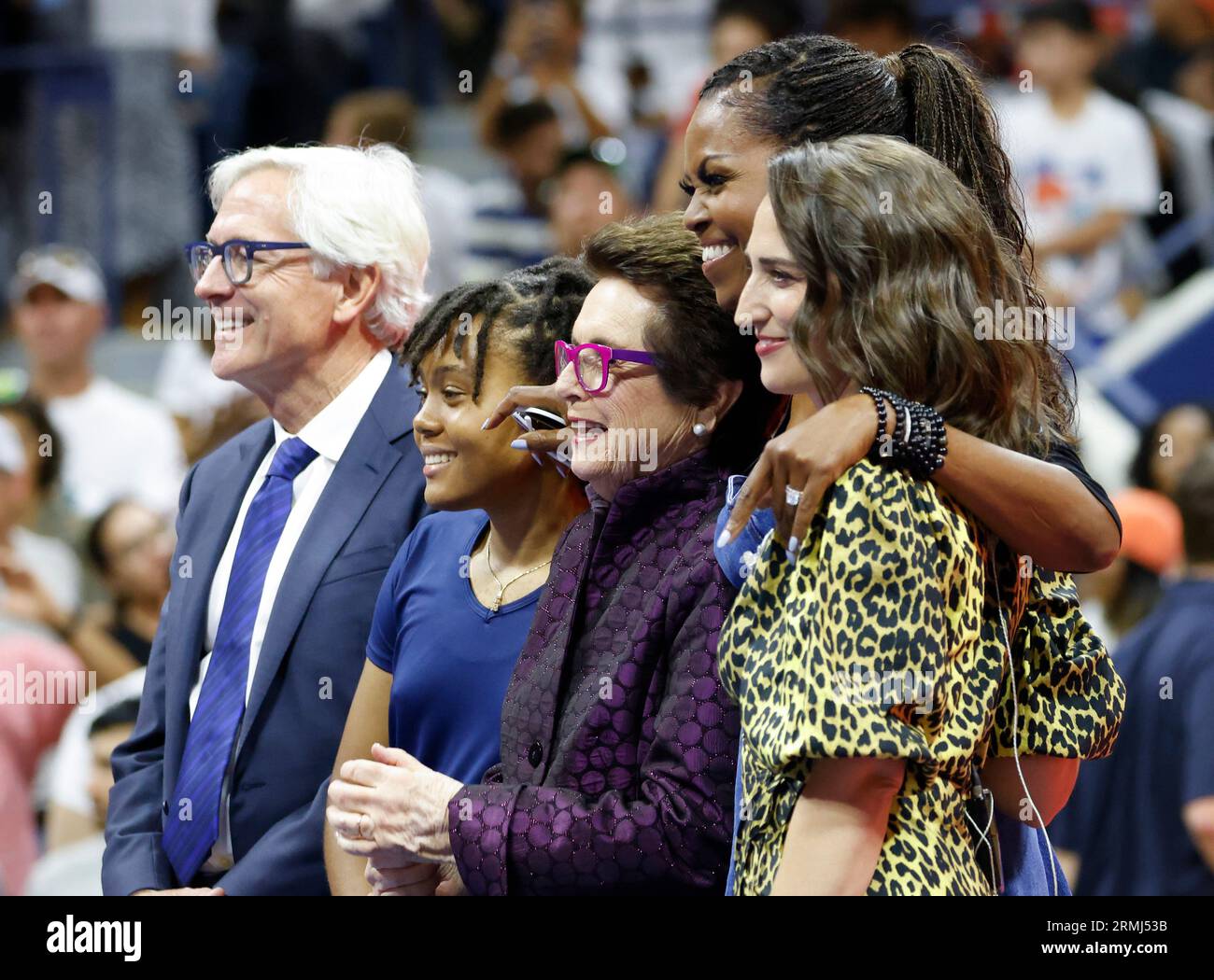 Flushing Meadow, United Erklärte. 28. August 2023. Vorsitzender des Vorstands und Präsident der United States Tennis Association Brian Hainline, Gabi Bell aus Brooklyn, Billie Jean King, die ehemalige First Lady Michelle Obama und Sara Bareilles stehen bei einer Zeremonie zusammen, bei der die TennisIkone Billie Jean King für ihre Rolle in den 50 Jahren des gleichen Entgelts im Arthur Ashe Stadium bei den US Open Tennis Championships 2023 im USTA Billie Jean King National Tennis Center geehrt wird am Montag, den 28. August 2023 in New York City. Foto von John Angelillo/UPI Credit: UPI/Alamy Live News Stockfoto