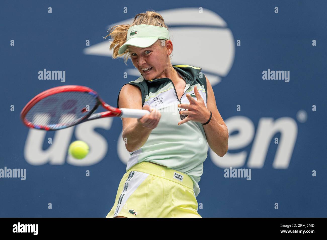 New York, USA. 28. August 2023. Fiona Ferro aus Frankreich kehrt beim Spiel gegen Victoria Azarenka bei den US Open Championships im Billie Jean King Tennis Center in New York am 28. August 2023 den Ball zurück. Azarenka siegte in geraden Zügen. (Foto: Lev Radin/SIPA USA) Credit: SIPA USA/Alamy Live News Stockfoto