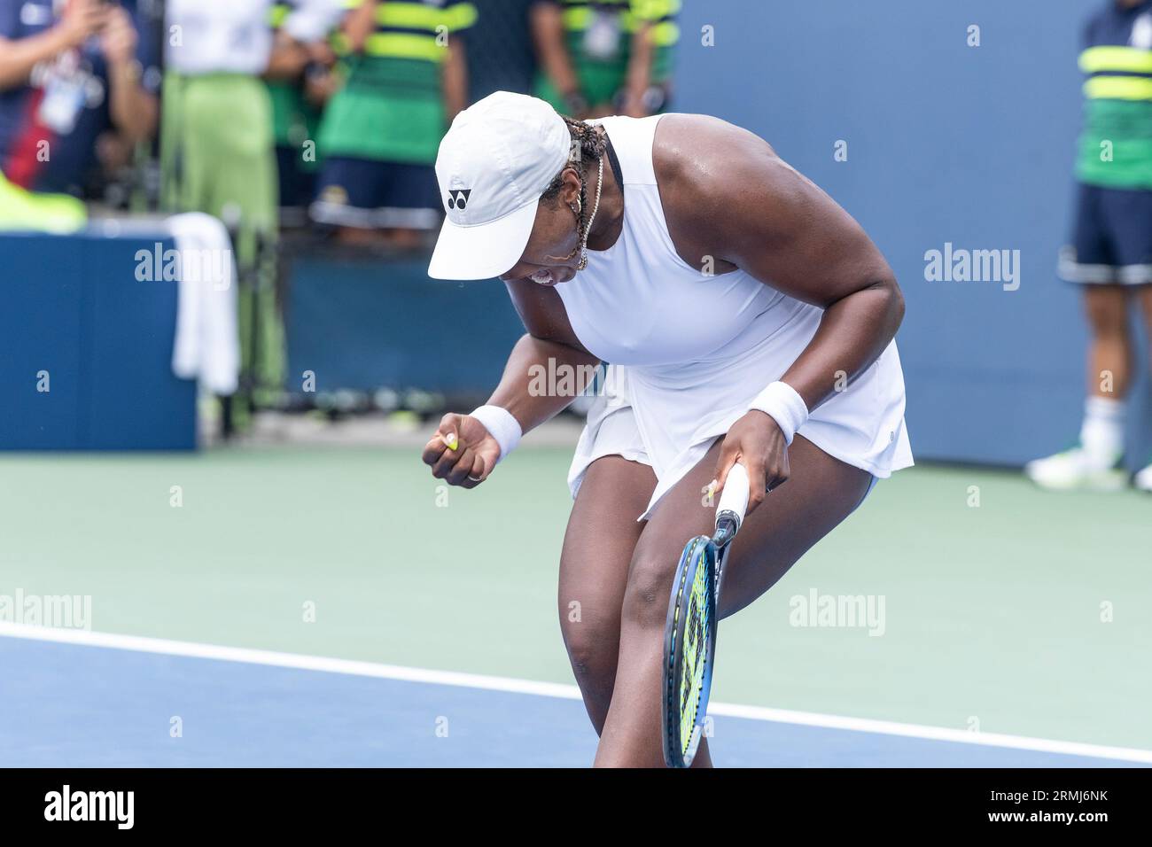 New York, USA. 28. August 2023. Taylor Townsend aus den USA reagiert während des Spiels gegen Varvara Gracheva aus Frankreich bei den US Open Championships im Billie Jean King Tennis Center in New York am 28. August 2023. Townsend gewann in geraden Sätzen. (Foto: Lev Radin/SIPA USA) Credit: SIPA USA/Alamy Live News Stockfoto