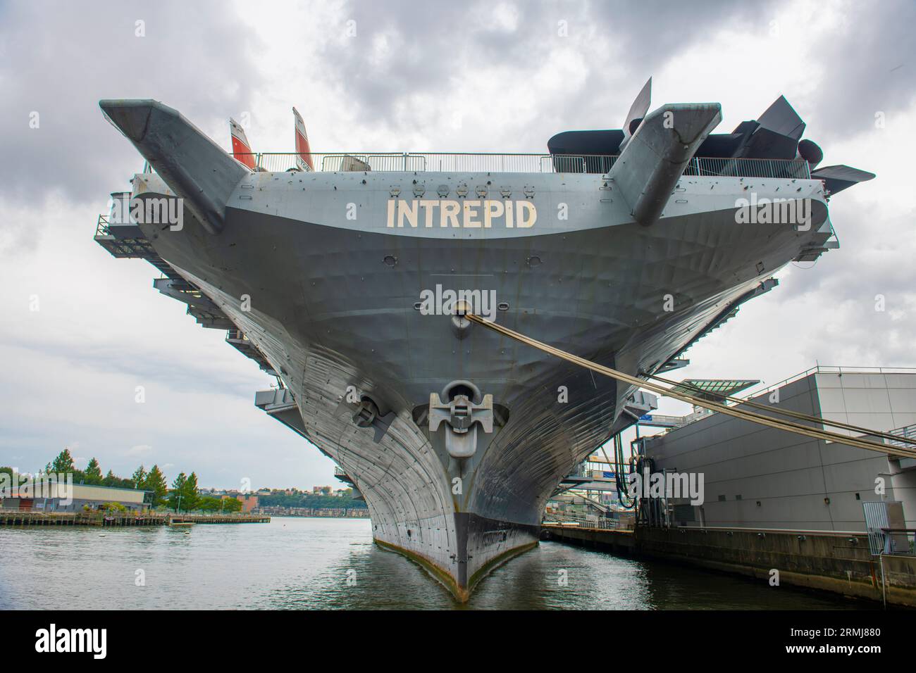 Die USS Intrepid (CV-11) ist ein Flugzeugträger der Essex-Klasse, der im Zweiten Weltkrieg eingesetzt wird Sie dockte dauerhaft in Manhattan an. Stockfoto