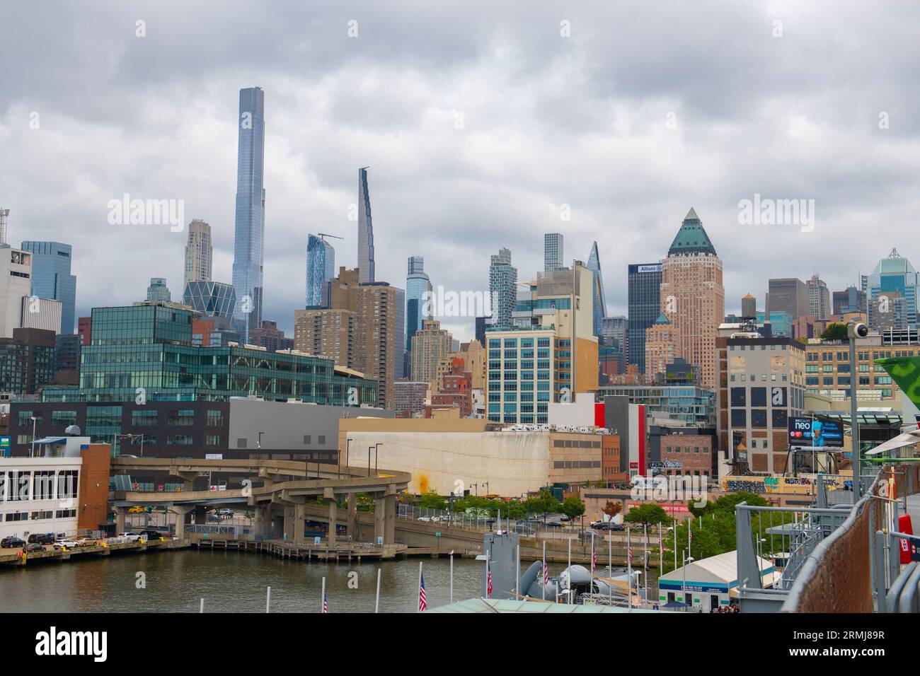 Manhattan Midtown Modern City Skyline von USS Intrepid Aircraft Carrier am Hudson River in Manhattan, New York City. Stockfoto