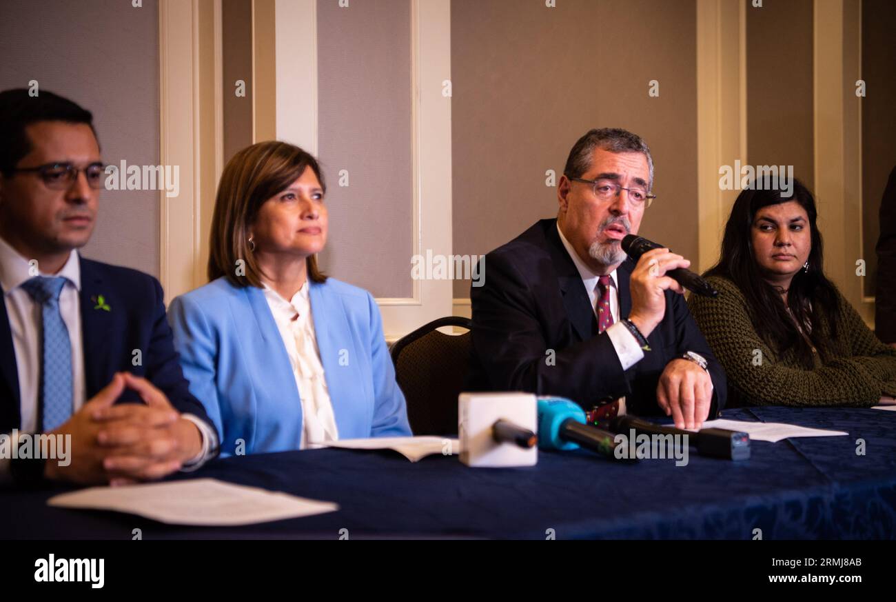 Guatemala-Stadt, Guatemala-Stadt, Guatemala. 28. August 2023. Das Oberste Wahltribunal Guatemalas erklärte am Montag den progressiven BERNARDO ArÃ-VALO zum Sieger der Präsidentschaftswahl des Landes, kurz nachdem eine andere Regierungsbehörde seine Seed-Movement-Partei suspendierte. (Bild: © Fernando Chuy/ZUMA Press Wire) NUR REDAKTIONELLE VERWENDUNG! Nicht für kommerzielle ZWECKE! Stockfoto