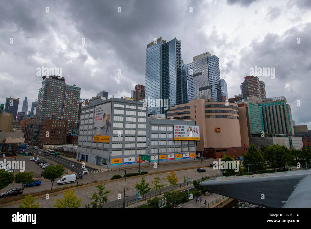Manhattan Midtown Modern City Skyline von USS Intrepid Aircraft Carrier am Hudson River in Manhattan, New York City. Stockfoto