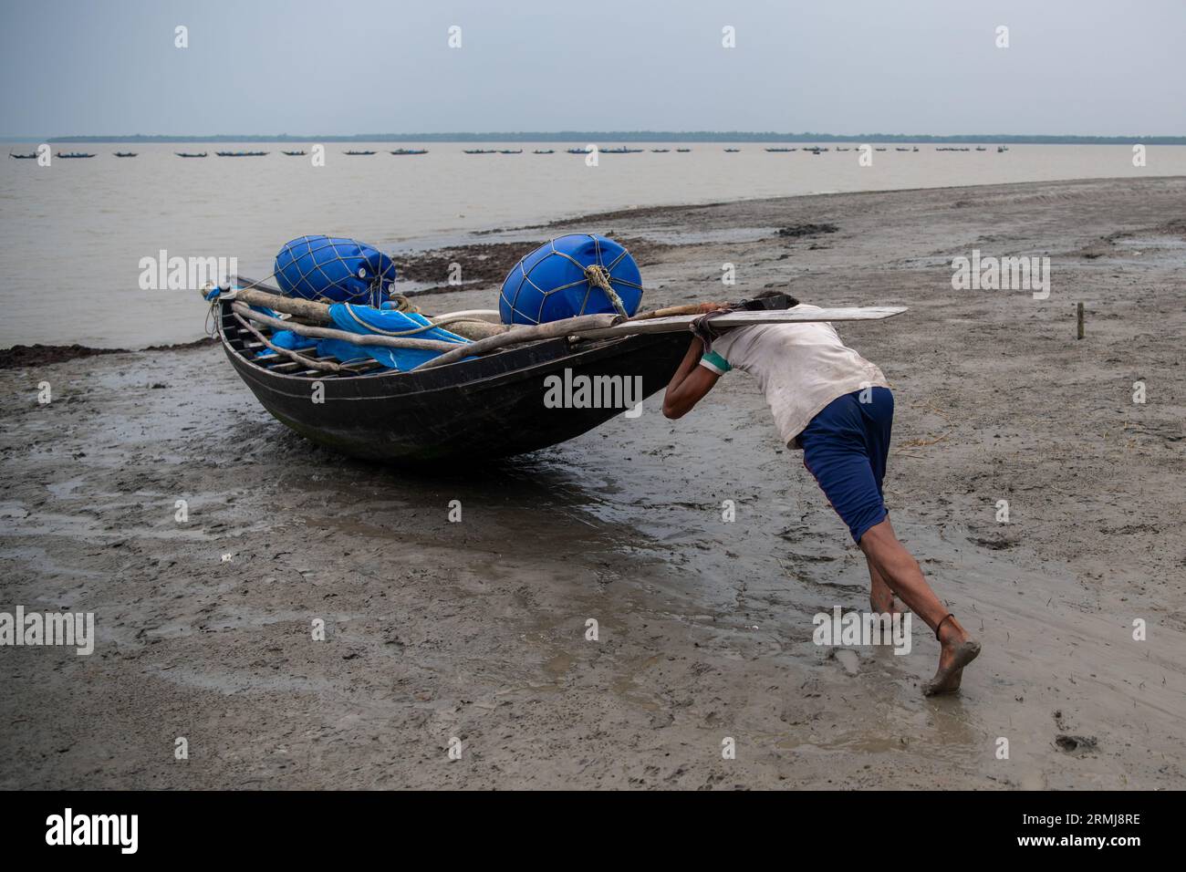 Ein Fischer wird auf dem Fluss Shibsha zum Angeln gesehen. Fischerei und Krabbenfang sind die Haupteinnahmequellen in Kalabogi in Khulna, Bangladesch. Vor nicht allzu langer Zeit war Kalabogi, ein Küstendorf in Bangladesch, voll von kultivierbarem Land, bis der Anstieg des Meeresspiegels begann, das Gebiet bis zur Bucht von Bengalen zu verschlingen. Häufige Zyklone und Überschwemmungen haben das Dorf seit den späten 1990er Jahren getroffen 2009 zerstörte ein großer Zyklon namens Aila die 1.400 Kilometer Dämme, 8.800 Kilometer Straßen und etwa 50.000 Hektar Ackerland. Mehrere hundert Personen wurden berichtet Stockfoto