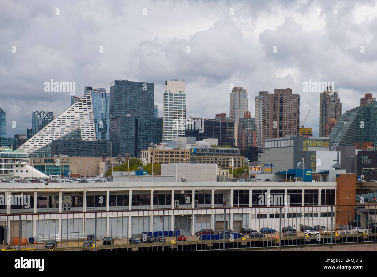 Manhattan Midtown Modern City Skyline von USS Intrepid Aircraft Carrier am Hudson River in Manhattan, New York City. Stockfoto