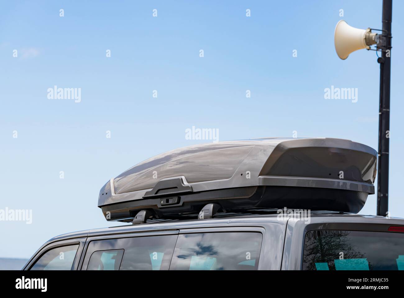 Eine generische Dachbox oder Dachkonsole oder Gepäckbox, die auf Dachträgern in einem Transporter montiert ist, der in Australien in der Nähe eines Strandlautsprechers geparkt ist. Stockfoto