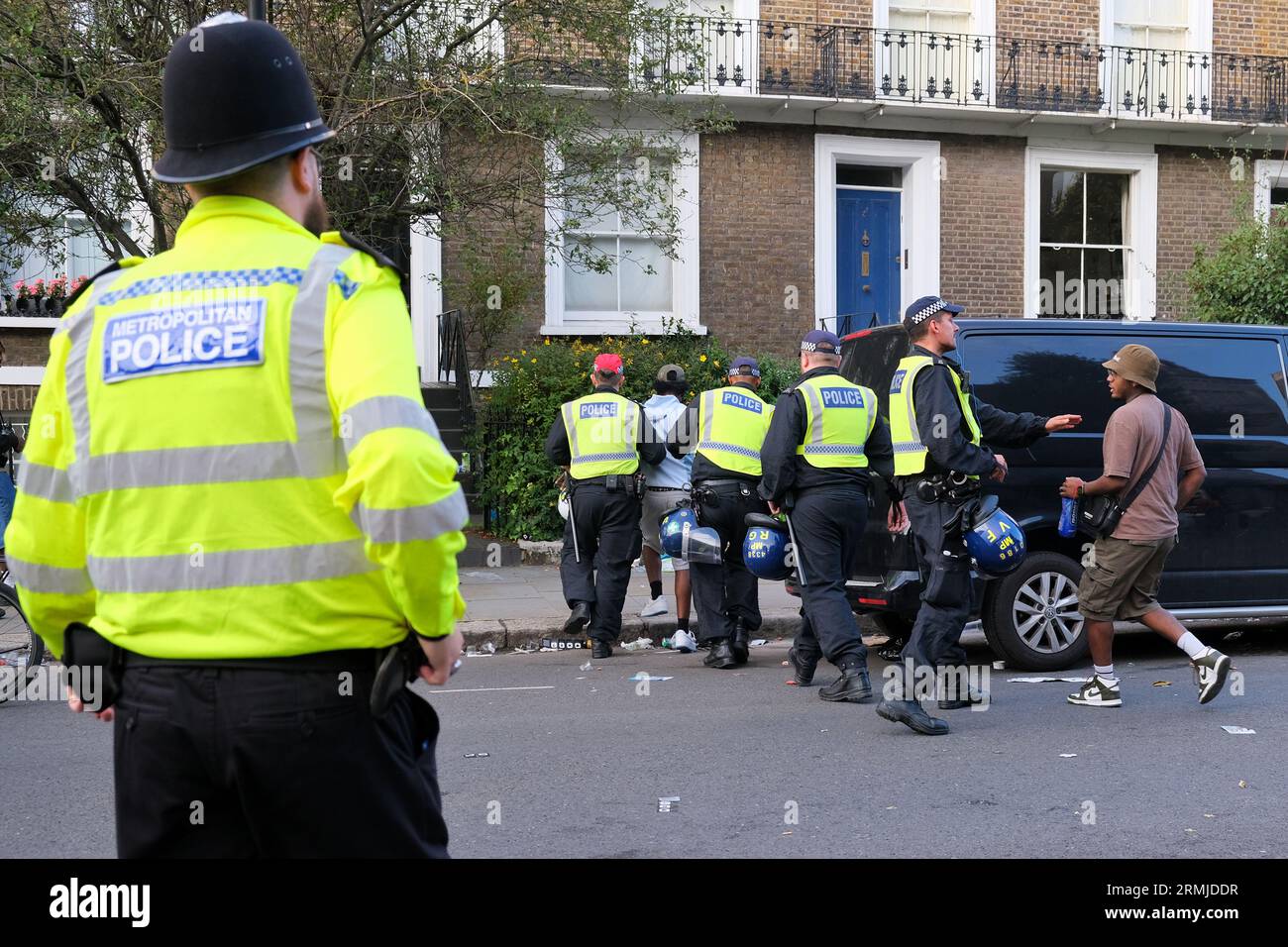 London, Großbritannien. Die Polizei verhaftete einen jungen Mann in Notting Hill Carnival wegen eines unbekannten Vergehens. Stockfoto
