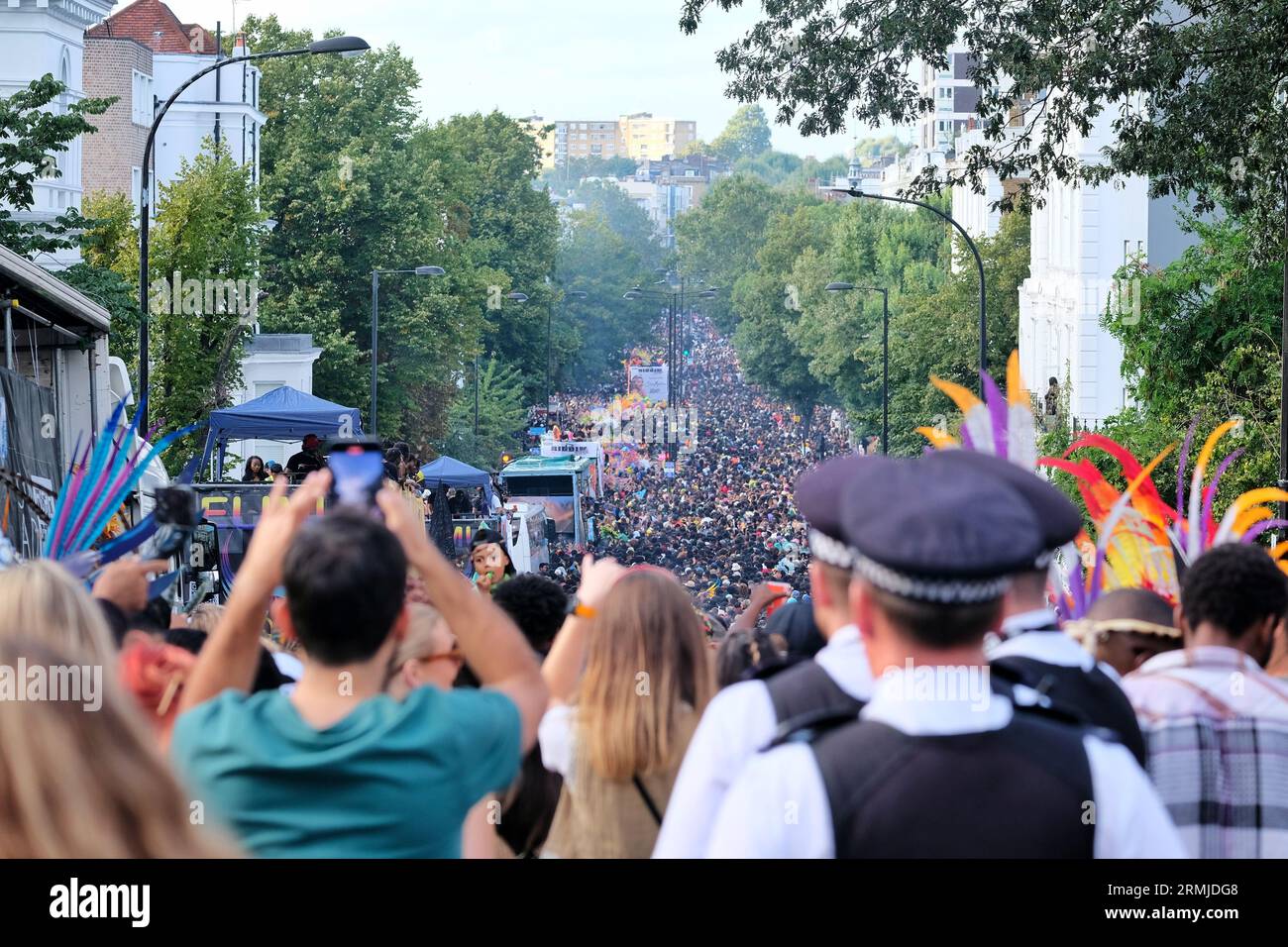 London, Großbritannien. Die vielen Gäste in Ladbroke Grove, während der Notting Hill Carnival am Montag der Feiertage in vollem Gange ist Stockfoto