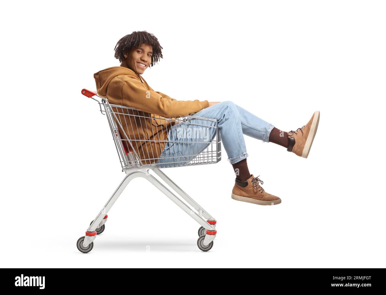 afroamerikaner junger Mann sitzt in einem Einkaufswagen isoliert auf weißem Hintergrund Stockfoto