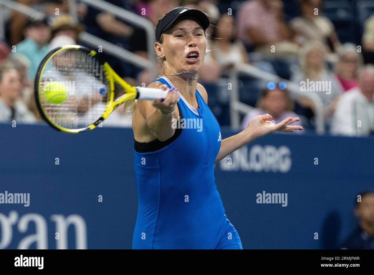 New York, USA. 28. August 2023. Caroline Wozniacki aus Dänemark kehrt beim Spiel gegen Tatiana Prozorova bei den US Open Championships im Billie Jean King Tennis Center in New York am 28. August 2023 den Ball zurück. Wozniacki siegte in geraden Zügen. (Foto: Lev Radin/SIPA USA) Credit: SIPA USA/Alamy Live News Stockfoto