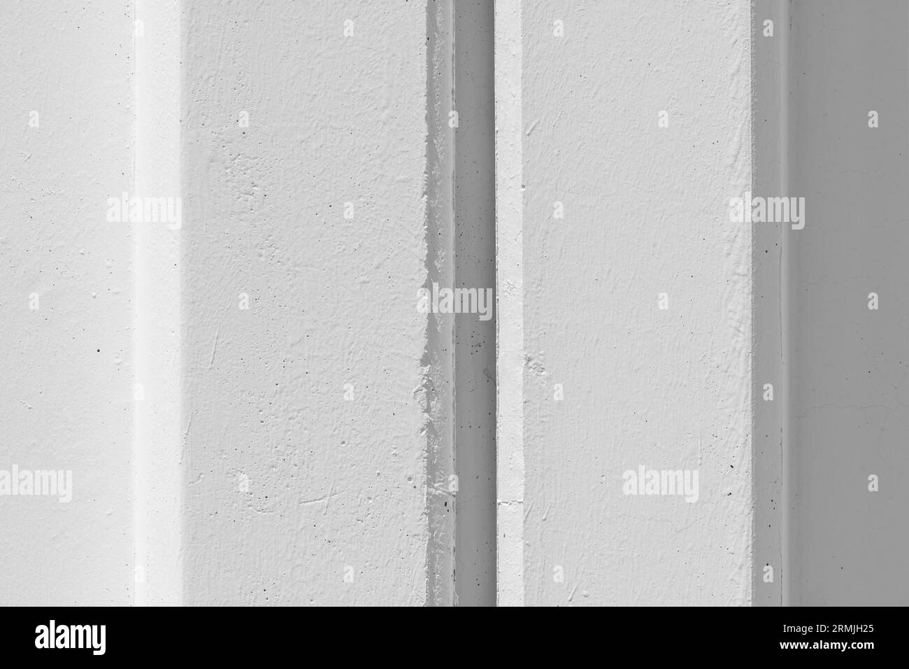 Weiße Betonwand mit verstärktem Pfosten als Hintergrund Stockfoto