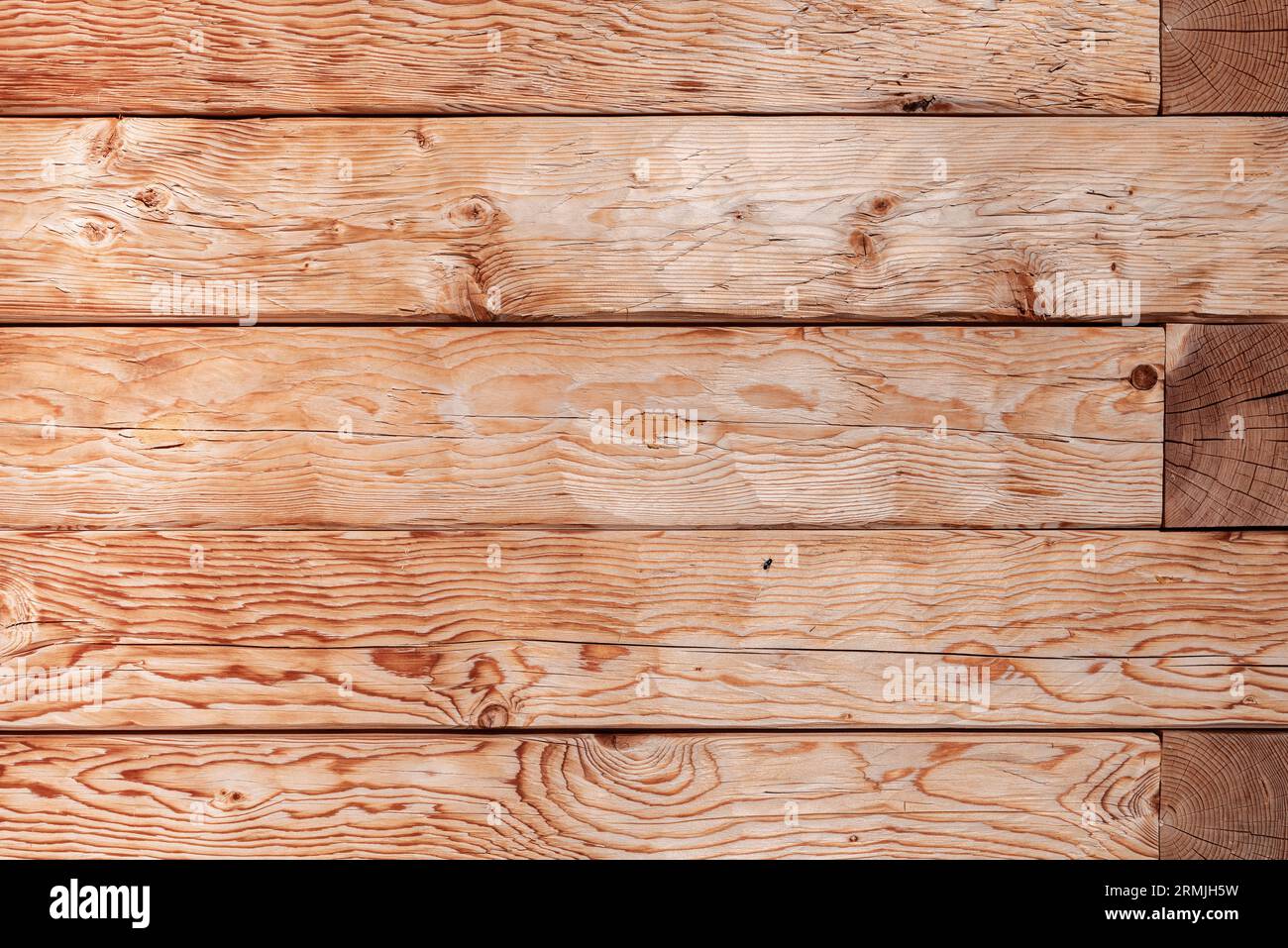 Holzfassade aus Vigablech als Hintergrund, architektonische Details Stockfoto