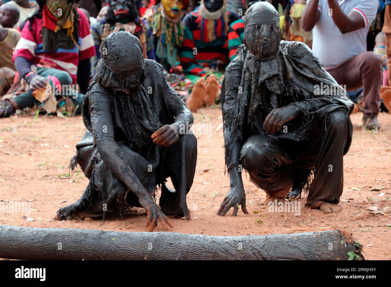 Maskeraden bei einer traditionellen Zeremonie, bei der ein Häuptling in Malingunde, Lilongwe, errichtet wurde. Maskeraden sind die übliche Form der Unterhaltung bei solchen Zeremonien. Malawi. Stockfoto