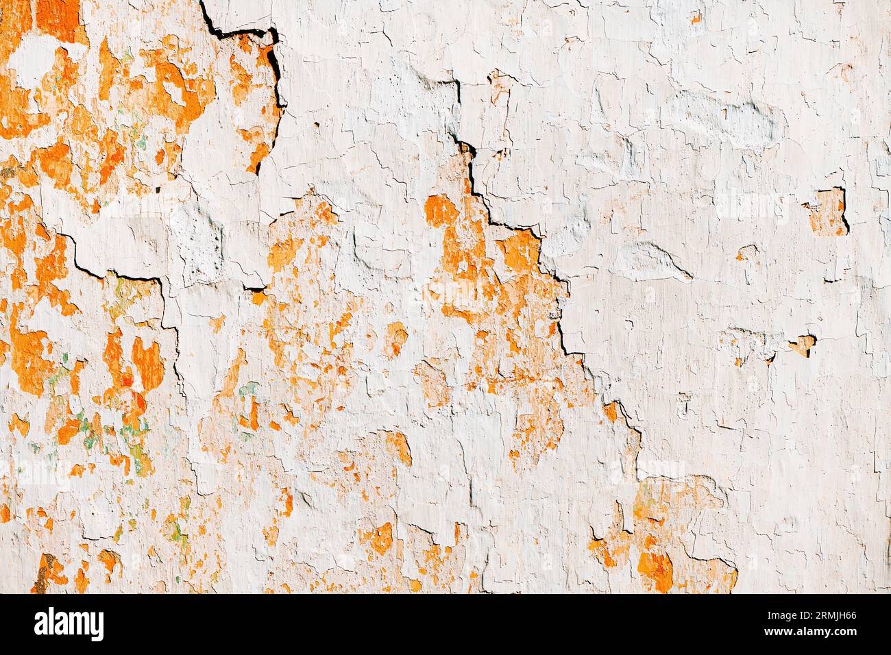 Alte rissige verwitterte schäbige weiß lackierte verputzte geschälte Wand Hintergrund und Textur Stockfoto