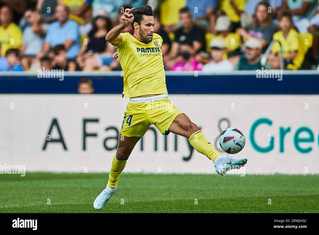 Alfonso Pedraza (Villarreal CF, #24) in Aktion während des LaLiga-Spiels zwischen Villarreal und Barcelona im Ceramica-Stadion am 27. August 2023 in Valencia, Stockfoto