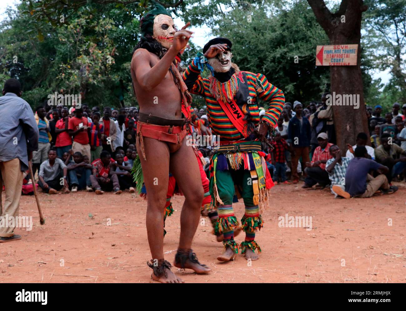 Maskeraden bei einer traditionellen Zeremonie, bei der ein Häuptling in Malingunde, Lilongwe, errichtet wurde. Maskeraden sind die übliche Form der Unterhaltung bei solchen Zeremonien. Malawi. Stockfoto