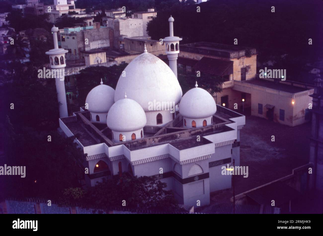 Thousand Lights ist eine Moschee mit mehreren Kuppeln in Anna Salai in Chennai, Tamil Nadu, Indien, ist eine der größten Moscheen des Landes und ein verehrter Ort der Anbetung und Azadari für schiitische Muslime in der Stadt. Der Schrein ist Imam Hossain, dem Enkel des Propheten Mohammed, gewidmet. Und er wird von der schiitischen Sekte auf der ganzen Welt respektiert. Stockfoto