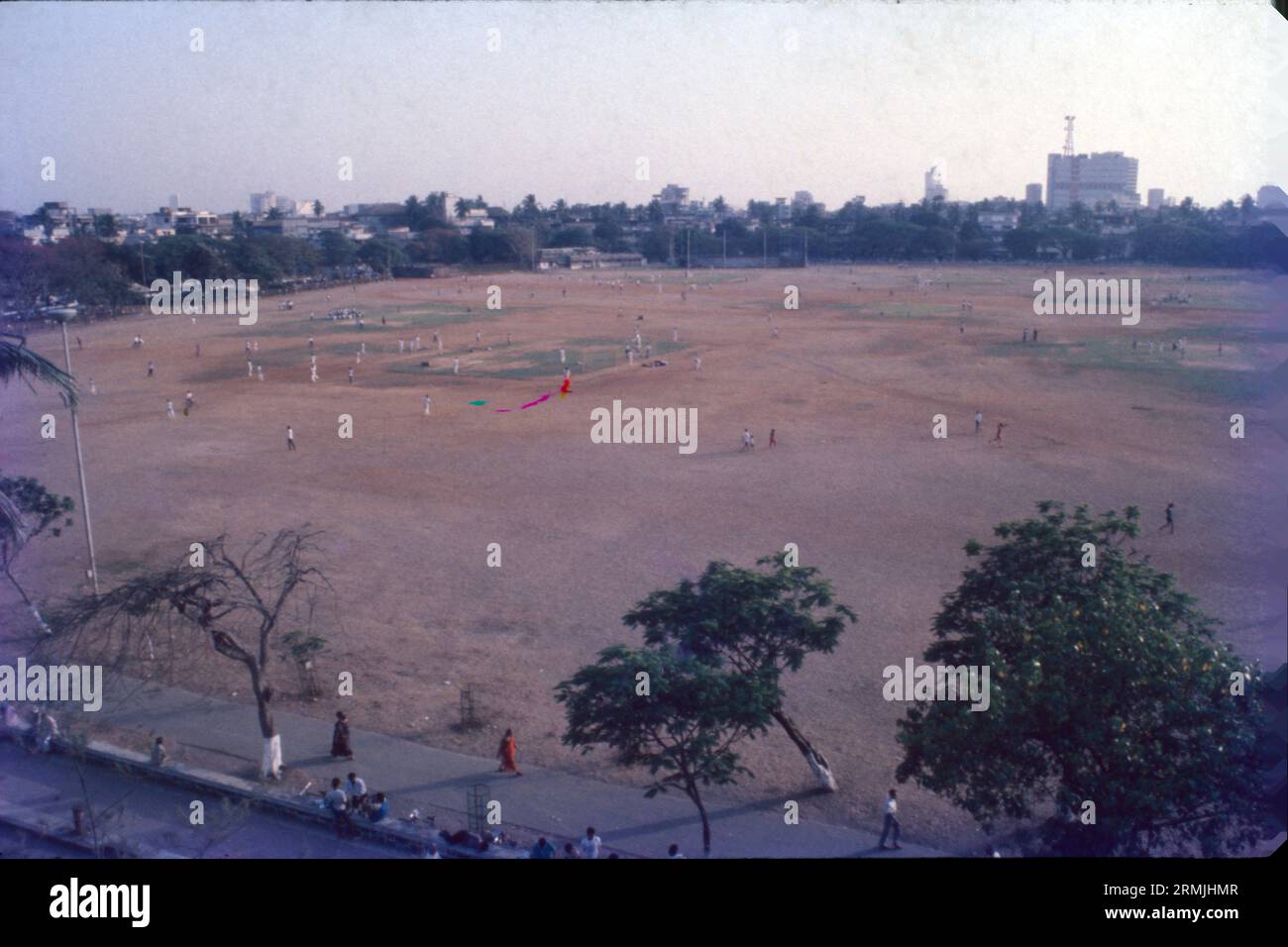 Shivaji Park, offiziell Chhatrapati Shivaji Maharaj Park, ist ein öffentlicher Park in Mahim, Mumbai. Es ist der größte Park der Inselstadt. Der Shivaji Park ist ein Spielplatz für angehende Cricketspieler inmitten eines Wohngebiets in Dadar. Der Sivaji-Park ist berühmt geworden als Trainingsplatz für einige berühmte Cricketspieler. Stockfoto