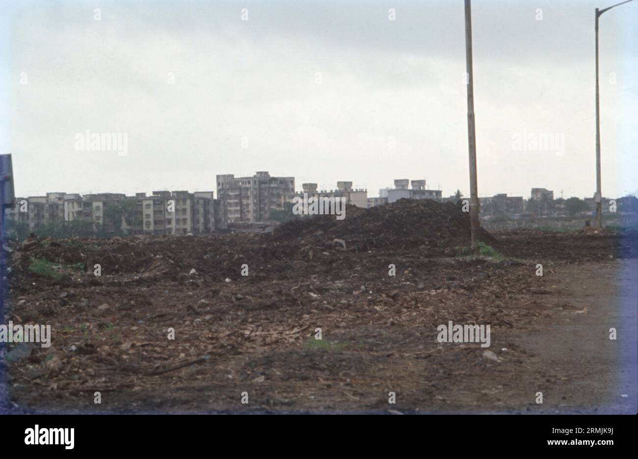 Mülldeponie in der Nähe des Residencial Area in Mumbai City, Indien Stockfoto
