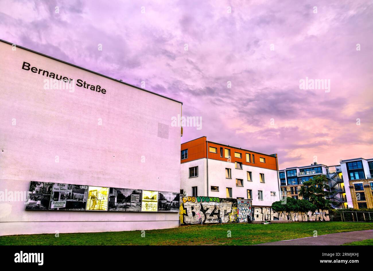 Berlin, Deutschland - 20. August 2022: Berliner Mauerdenkmal in der Bernauer Straße. Die Berliner Mauer war eine bewachte Betonmauer, die West-Berlin von der DDR trennte Stockfoto