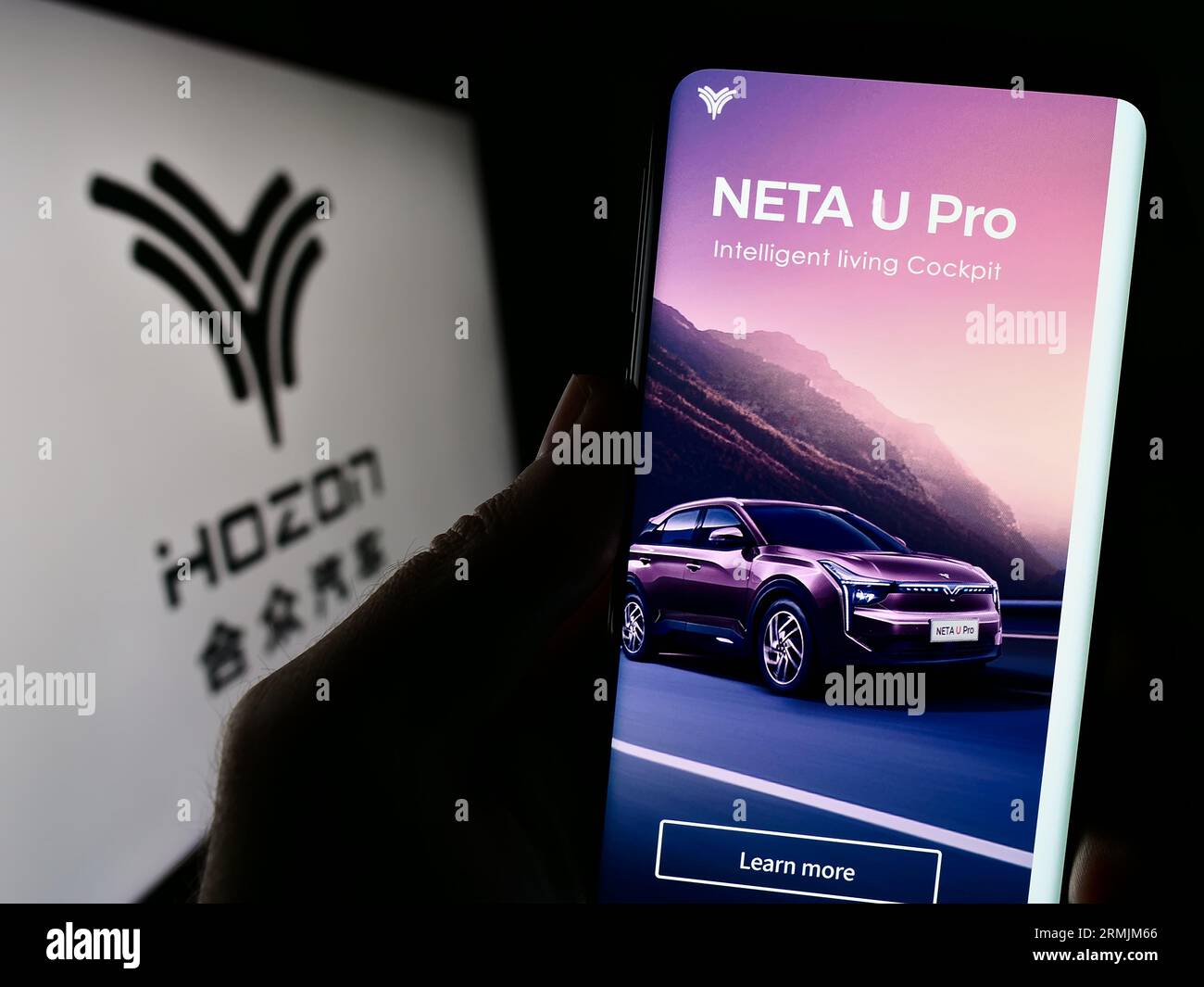 Person, die ein Smartphone mit der Website von Hozon Auto New Energy Automobile Co. Ltd. Auf dem Bildschirm vor dem Logo hält. Konzentrieren Sie sich auf die Mitte der Telefonanzeige. Stockfoto