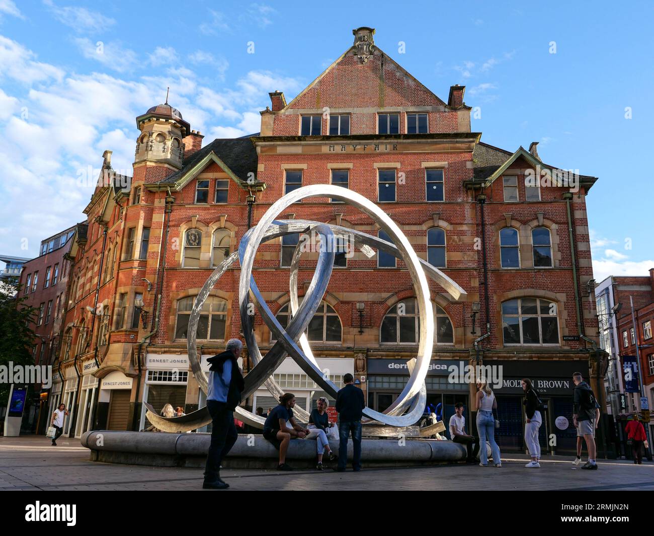 Nordirland, Belfast: Spirit of Belfast, eine Stahlskulptur von Dan George, die den Spitznamen „Onion Rings“ trägt und sich auf dem Arthur Square, Cathedral Quart, befindet Stockfoto