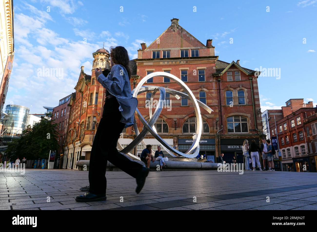 Nordirland, Belfast: Spirit of Belfast, eine Stahlskulptur von Dan George, die den Spitznamen „Onion Rings“ trägt und sich auf dem Arthur Square, Cathedral Quart, befindet Stockfoto