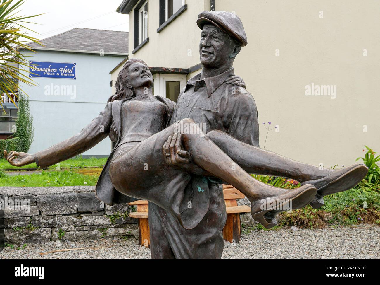 Irland, Cong, County Galway und County Mayo: Die Bronzestatue basiert auf dem Theaterplakat für den Film The Quiet man und zeigt John Wa Stockfoto