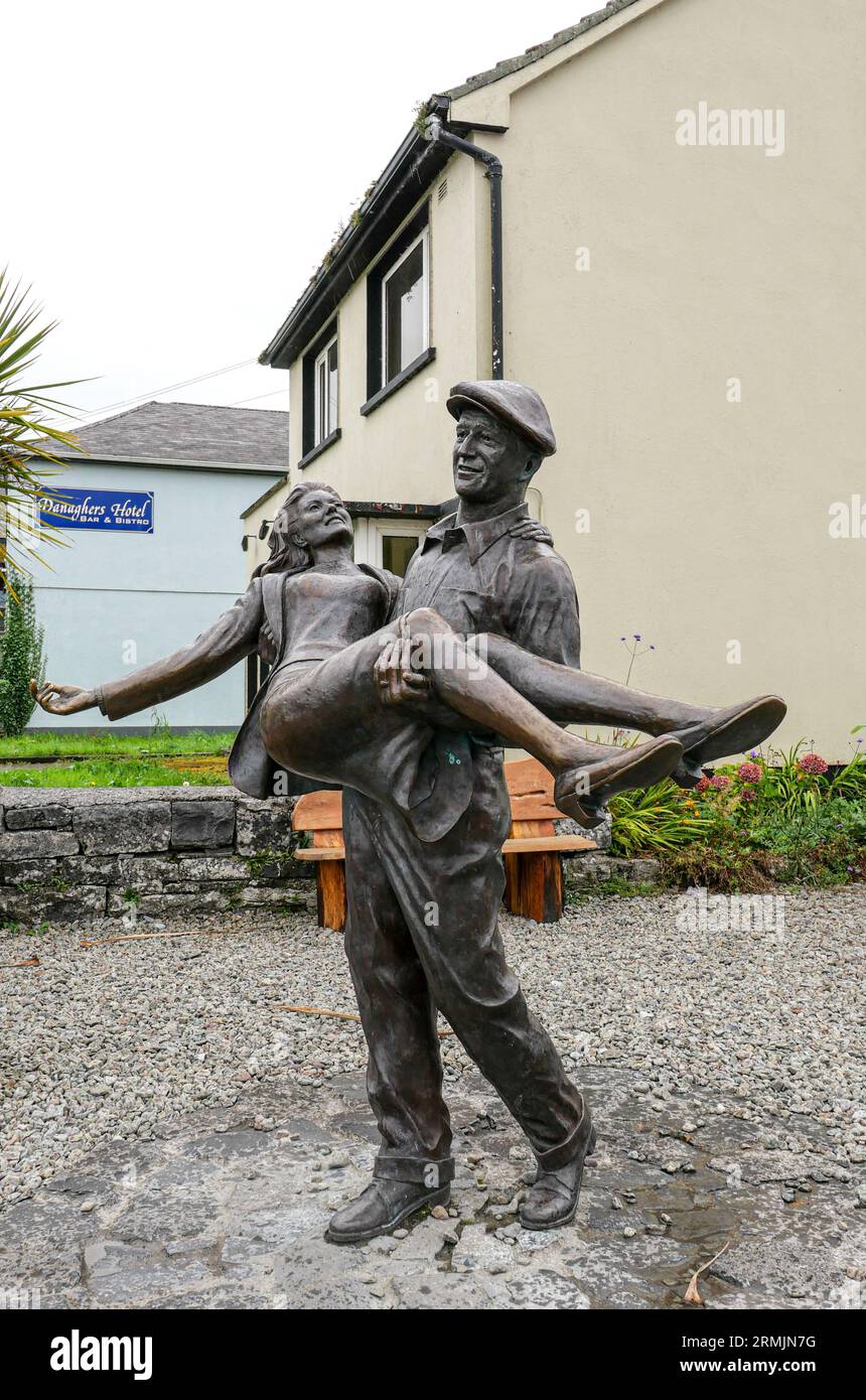 Irland, Cong, County Galway und County Mayo: Die Bronzestatue basiert auf dem Theaterplakat für den Film The Quiet man und zeigt John Wa Stockfoto
