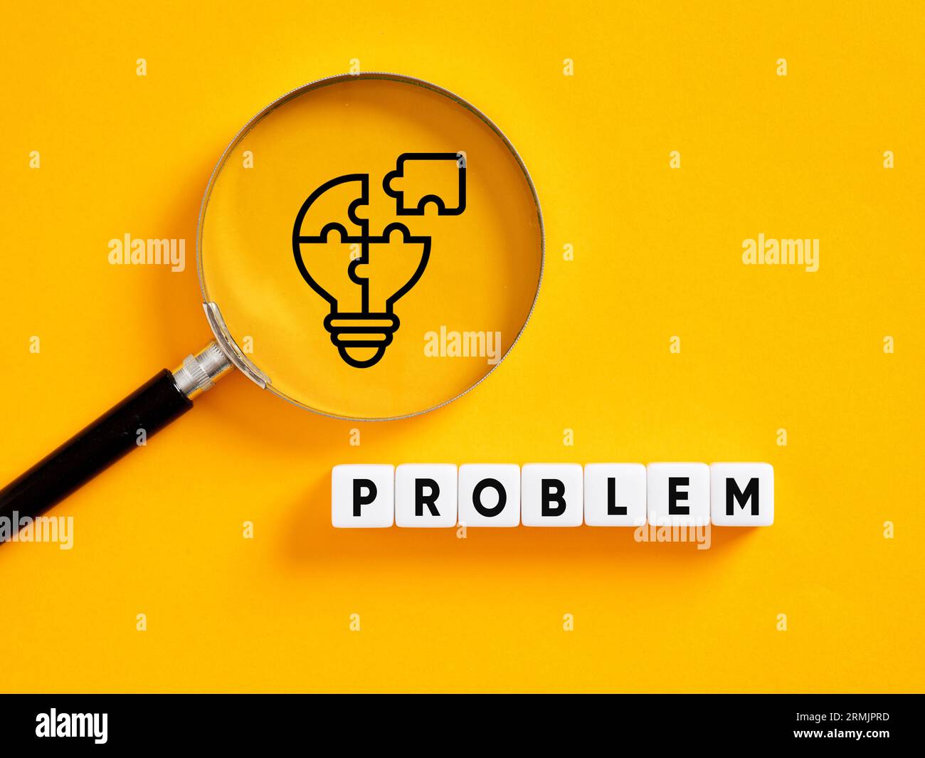 Um eine Lösung für ein Problem zu finden. Problemlösung und kreative Idee. Bildungs- und Geschäftskonzept. Das Wortproblem auf weißen Würfeln mit einer Lupe o Stockfoto