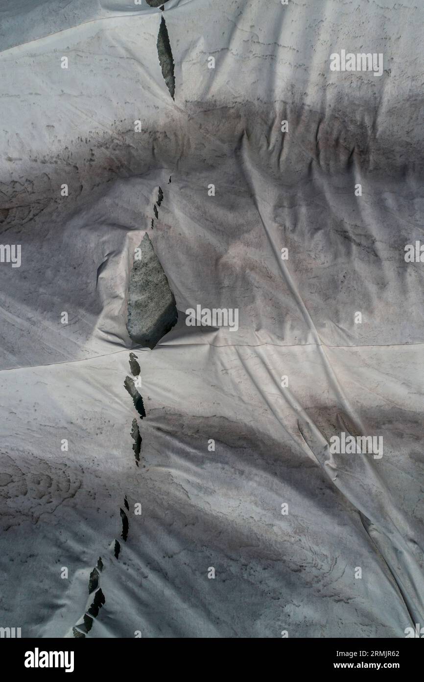 Schutzplanen aus der Vogelperspektive über dem Rhone-Gletscher, Schweiz Stockfoto