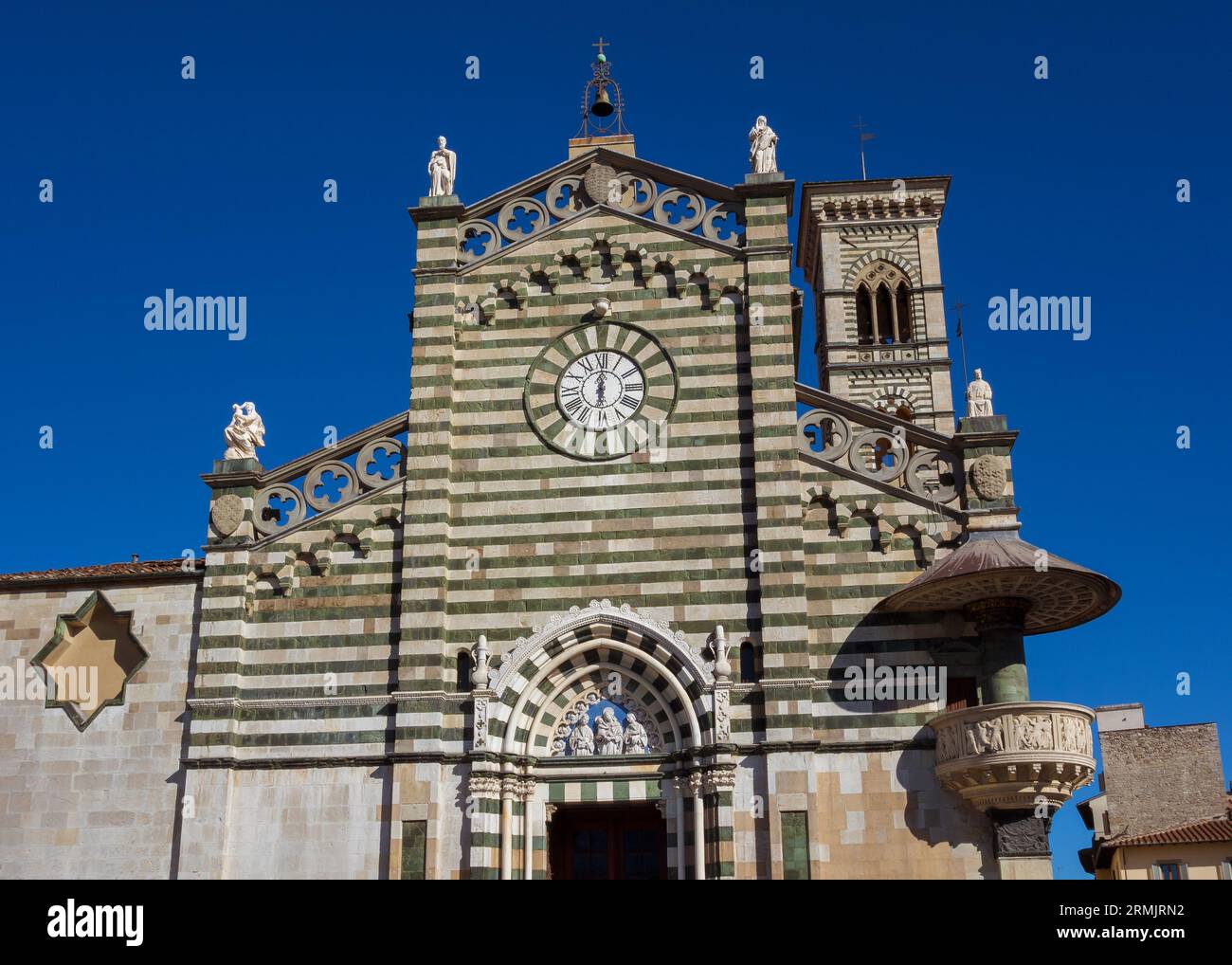 Kathedrale des Heiligen Stephans in Prato gothica Fassade mit der schönen äußeren Kanzel, die vom berühmten italienischen Renaissance-Künstler Donatello dekoriert wurde Stockfoto