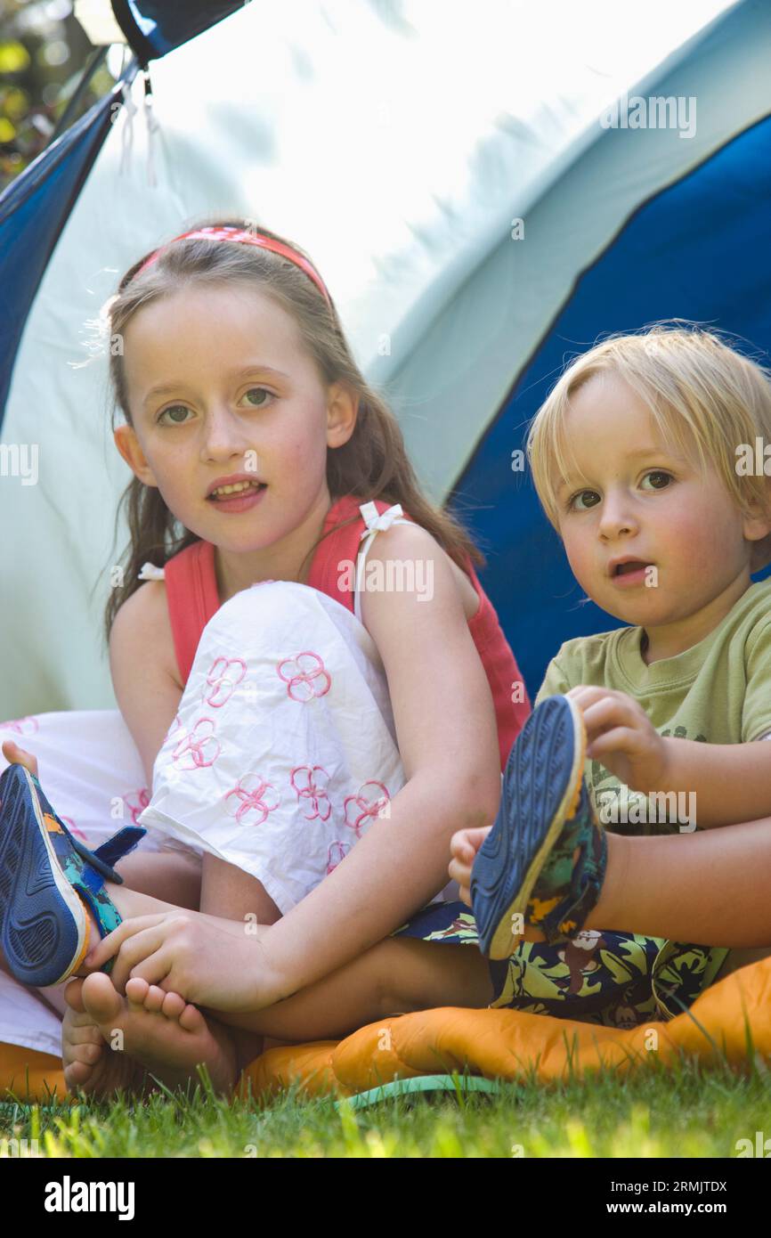 Porträt von jungen und Mädchen sitzen Zelt Stockfoto