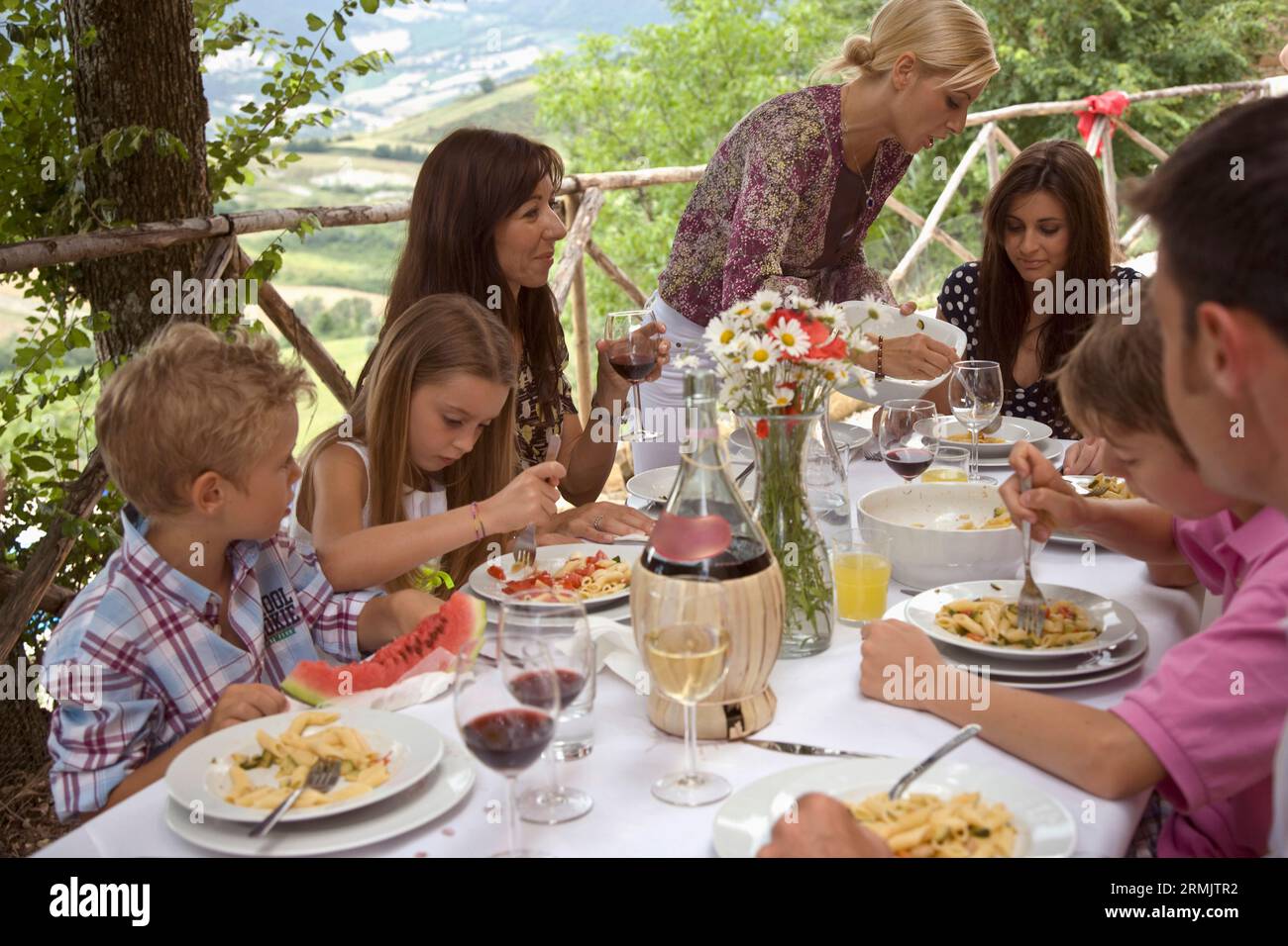 Erweiterte Familie sitzt am Tisch mit Nudeln Essen Stockfoto