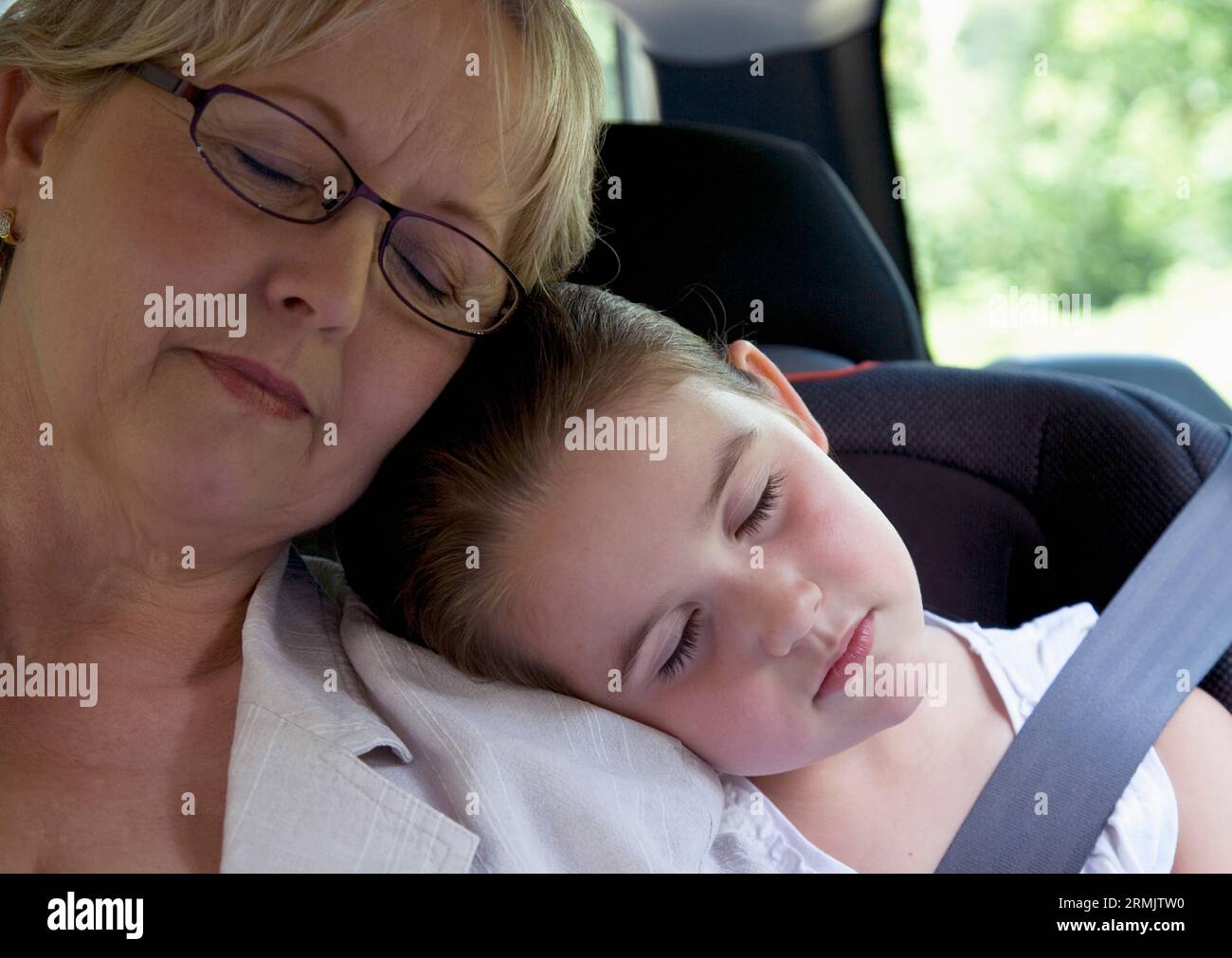 Großmutter und Enkelin schlafen im Auto Stockfoto