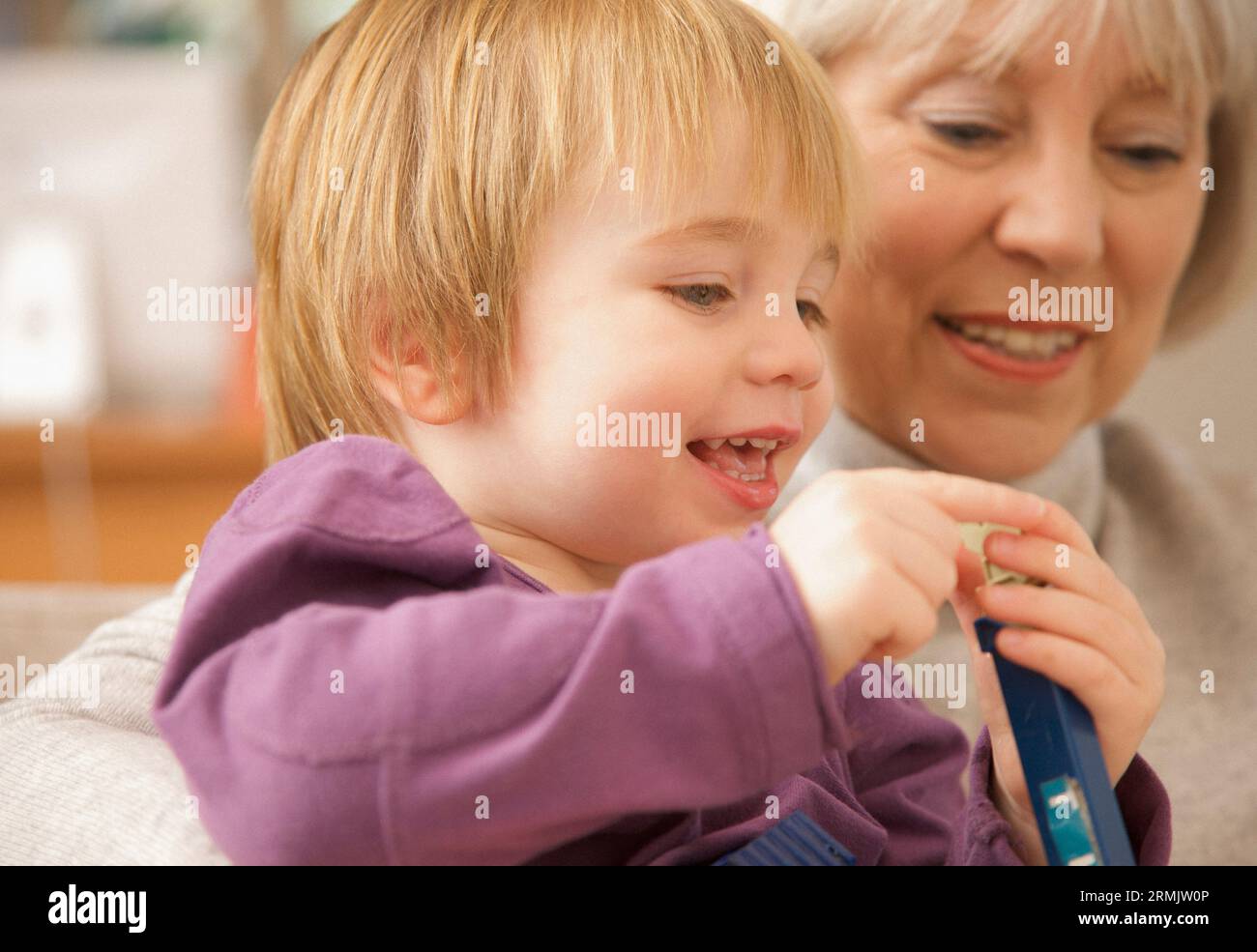 Großmutter und Enkelkind lächeln Stockfoto