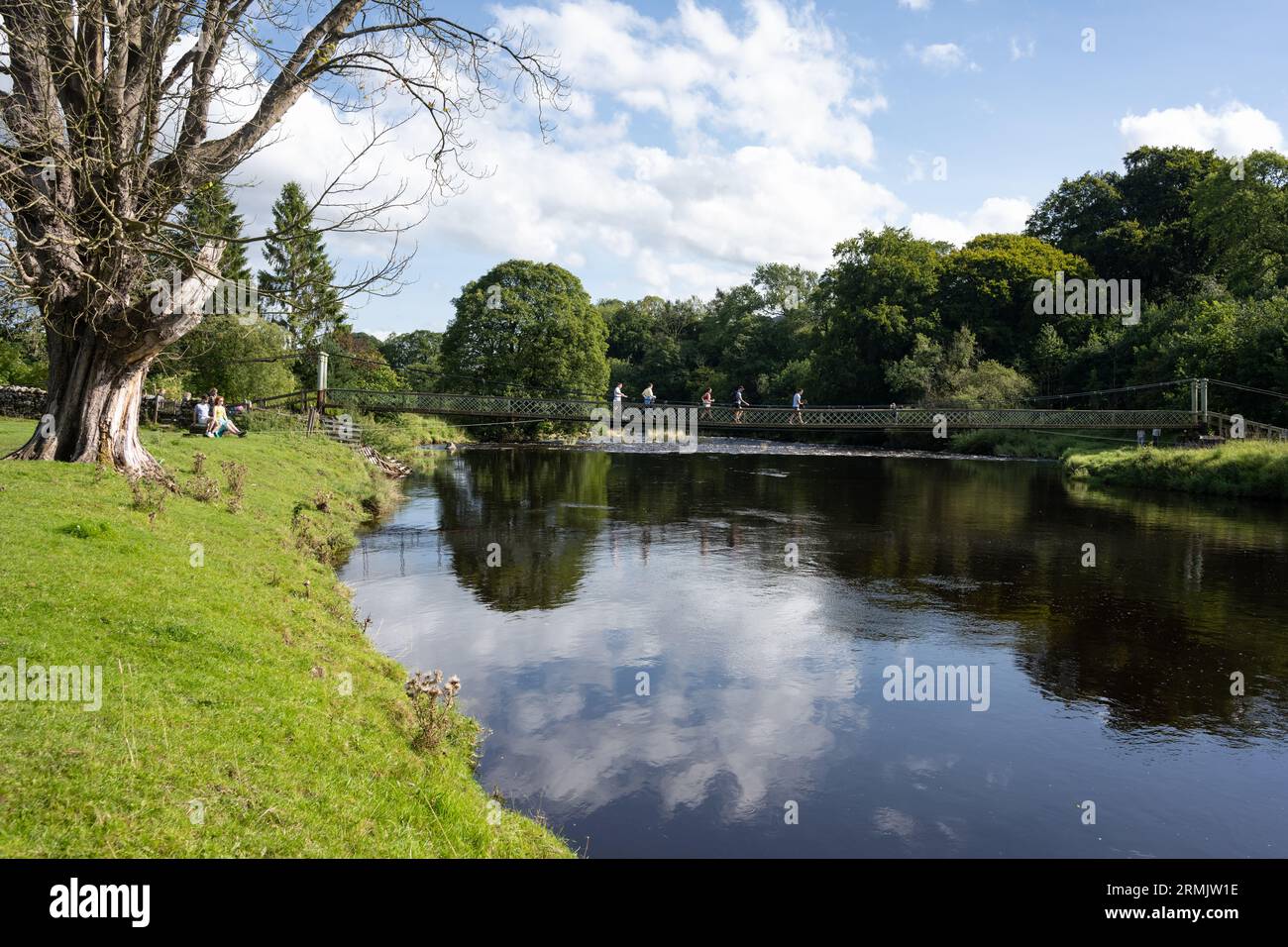 Dales Way - Hebden Suspension Bridge über den River Wharfe, Hebden, Skipton, Upper Wharfedale, Yorkshire Dales, England, Großbritannien Stockfoto