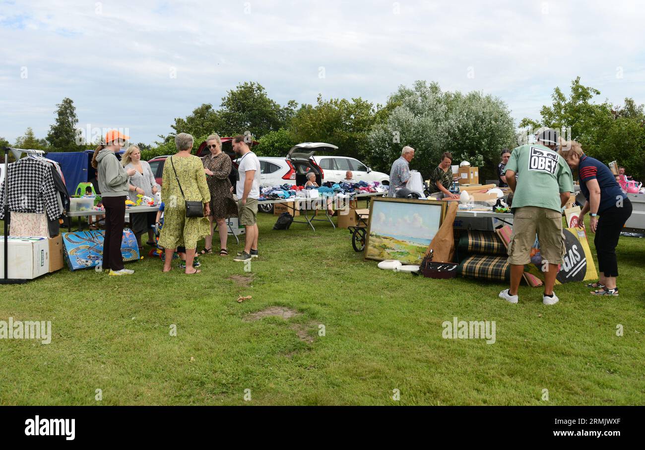 Ein wöchentlicher Sommer-Garagenverkauf und eine Messe in einem kleinen Dorf in Südwestseeland, Dänemark. Stockfoto