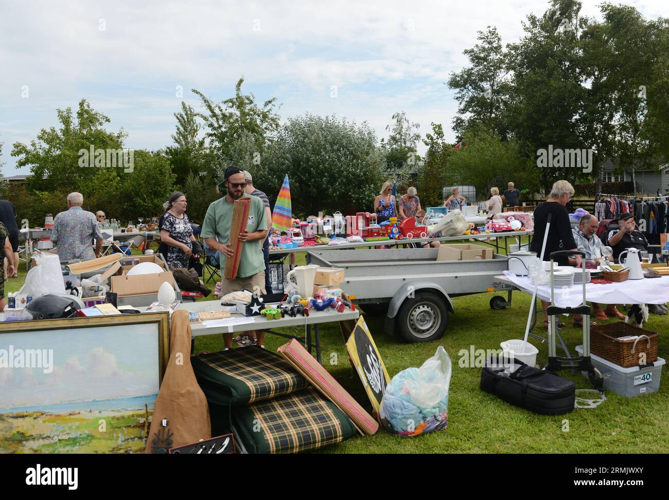 Ein wöchentlicher Sommer-Garagenverkauf und eine Messe in einem kleinen Dorf in Südwestseeland, Dänemark. Stockfoto