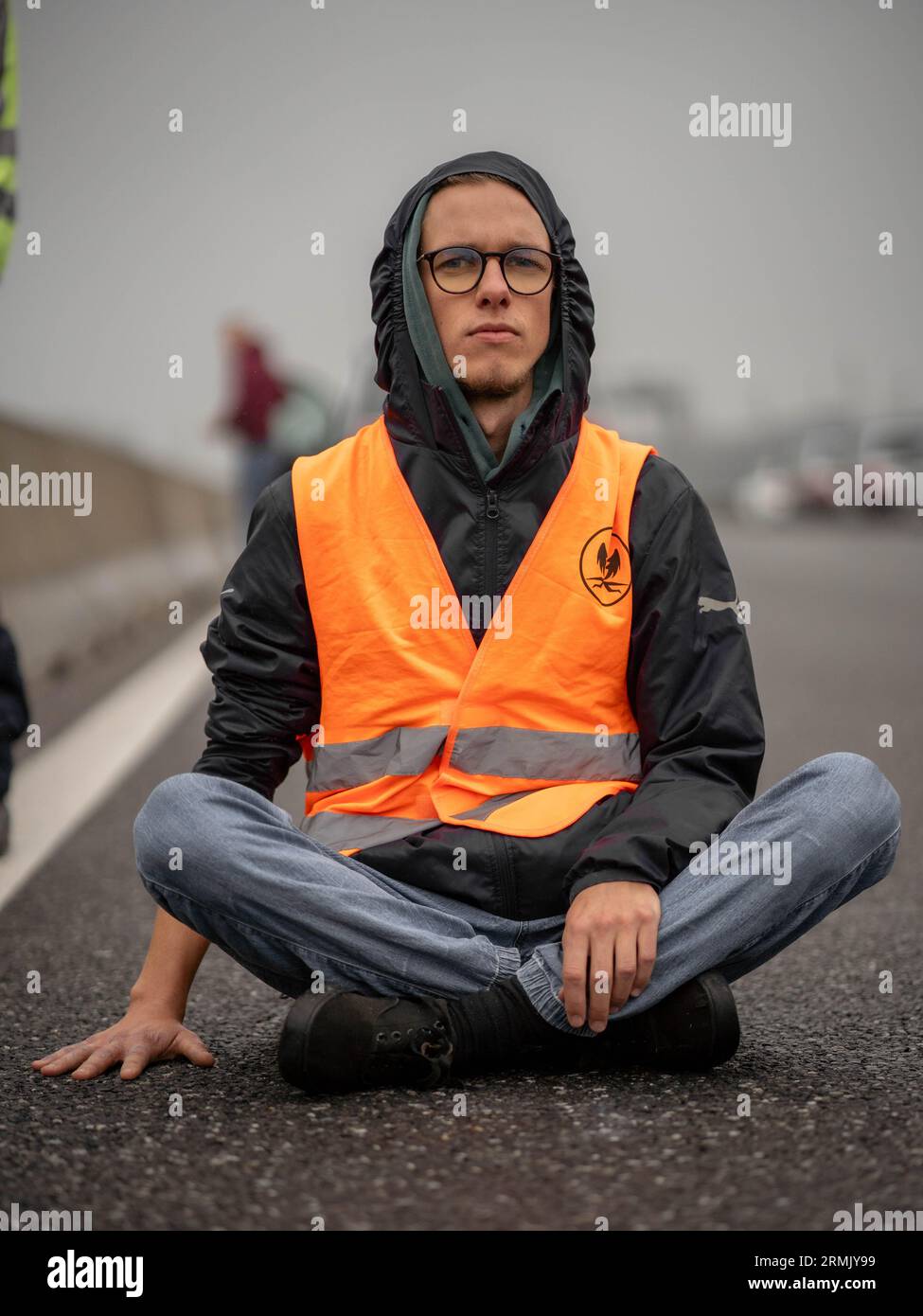 St. Pölten, Österreich. 29. August 2023. Klimaaktivist der Gruppe Last Generation Austria 'Letzte Generation Österreich' ist auf die Straße gegangen und hat die Autobahn A1 Richtung Salzburg von Wien aus blockiert. ©Andreas Stroh Stockfoto