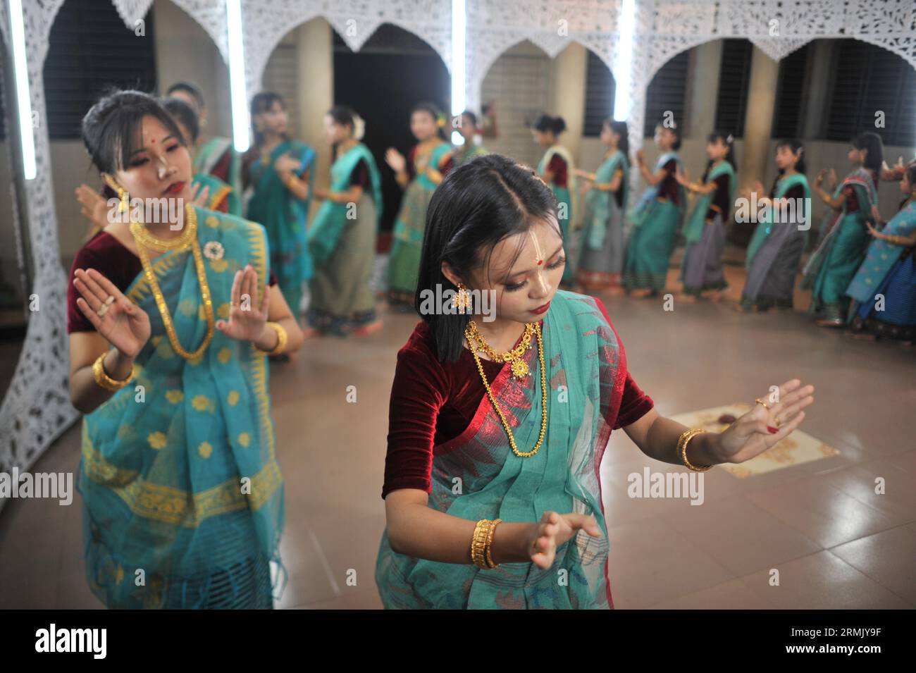 Die manipuri-Gemeinde tanzt mit ihren traditionellen Kleidern. Sie feiern das Jhulan Yatra Festival, eines der wichtigsten Festivals in Shibganj. Sylhet, Bangladesch. Stockfoto