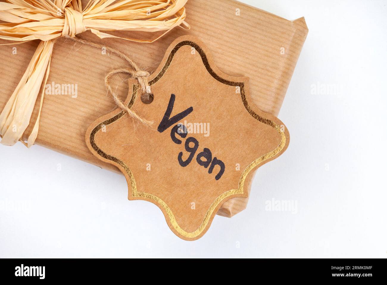 Rustikales, verpacktes Geschenk mit veganem Etikett Stockfoto