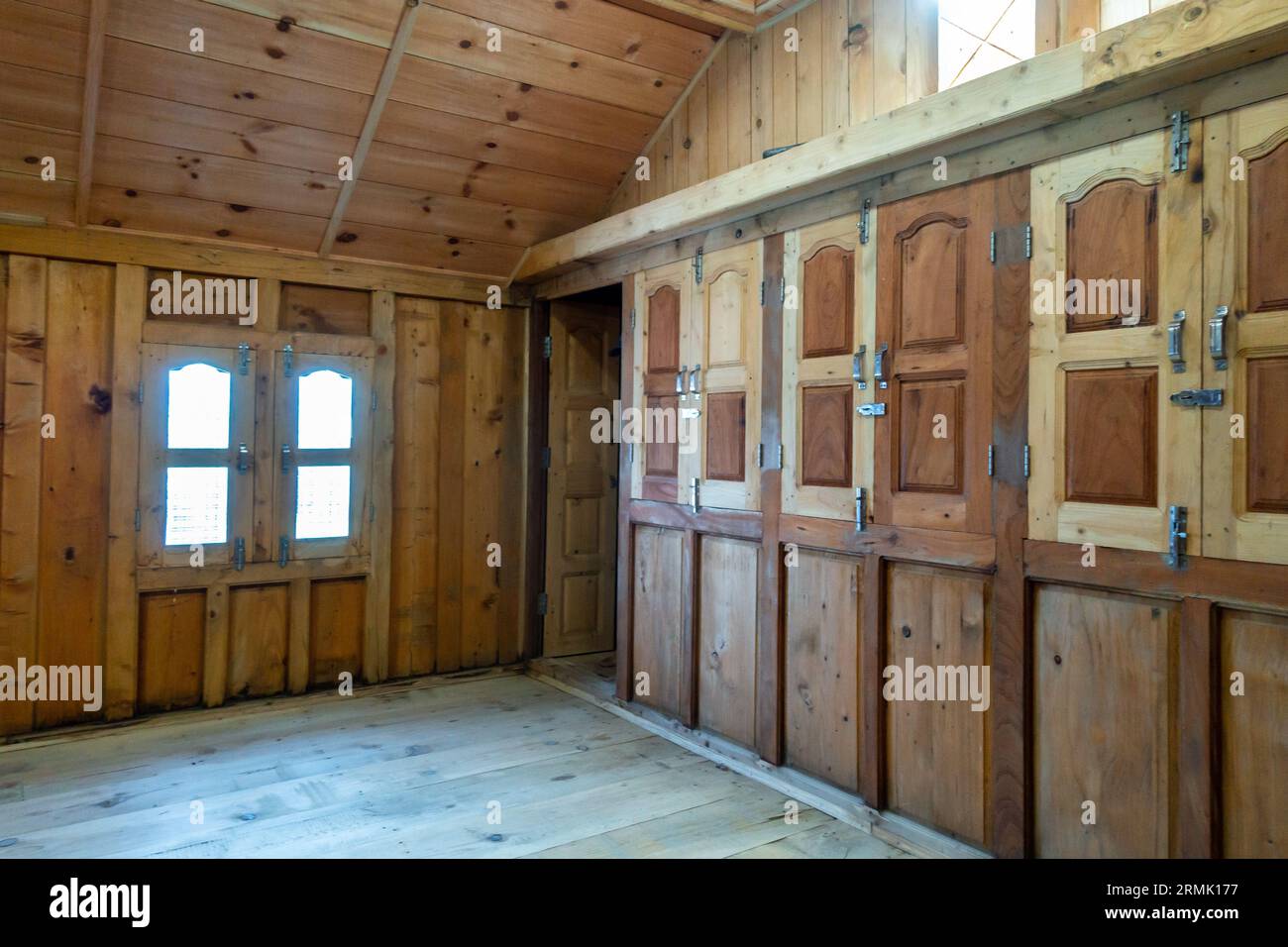 Innenansicht eines klassischen Hauses aus Deodar-Zedernholz, das Garhwal-Architektur in Uttarakhand's Land, Indien, zeigt. Stockfoto